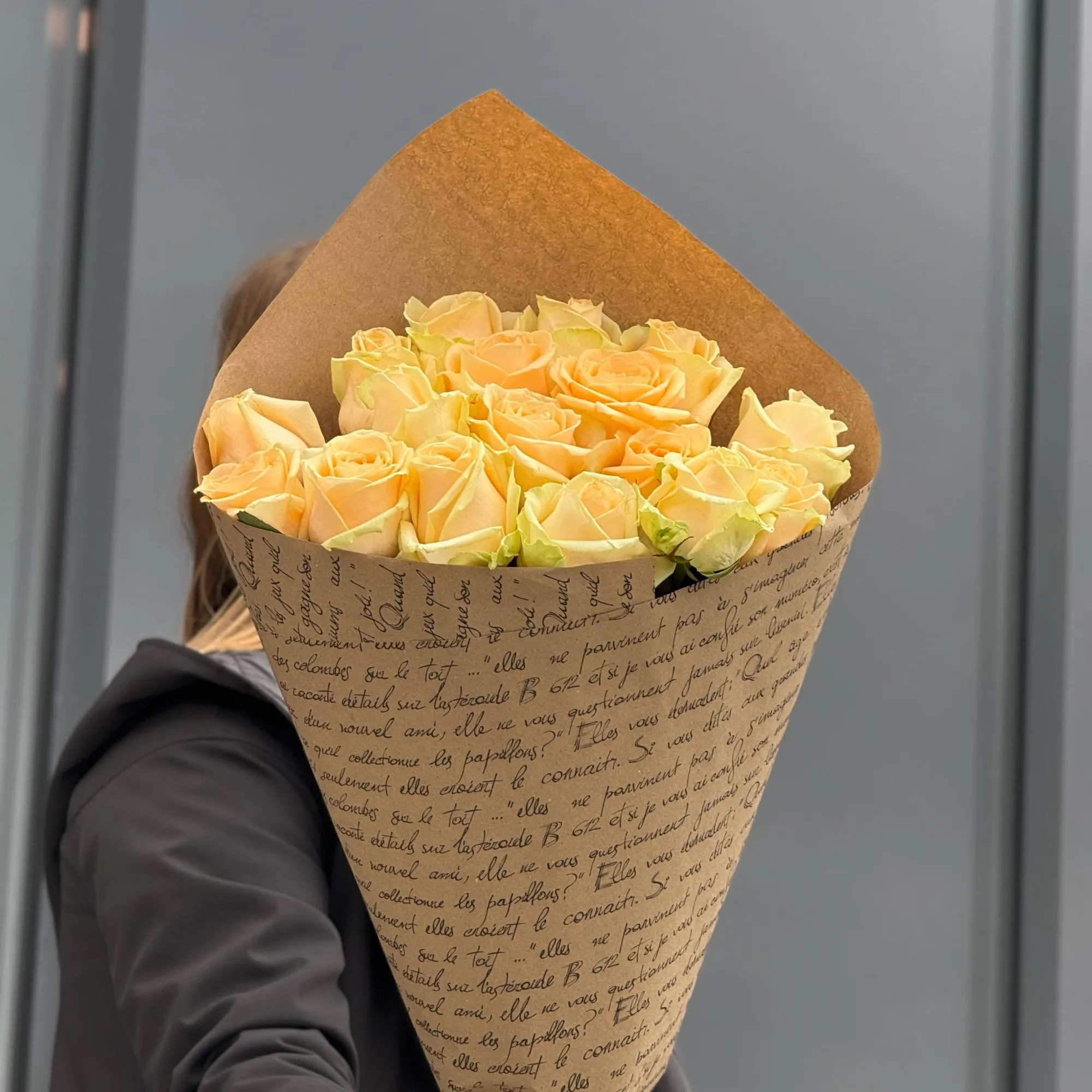 Букет из 17 кремовых роз (70 см)