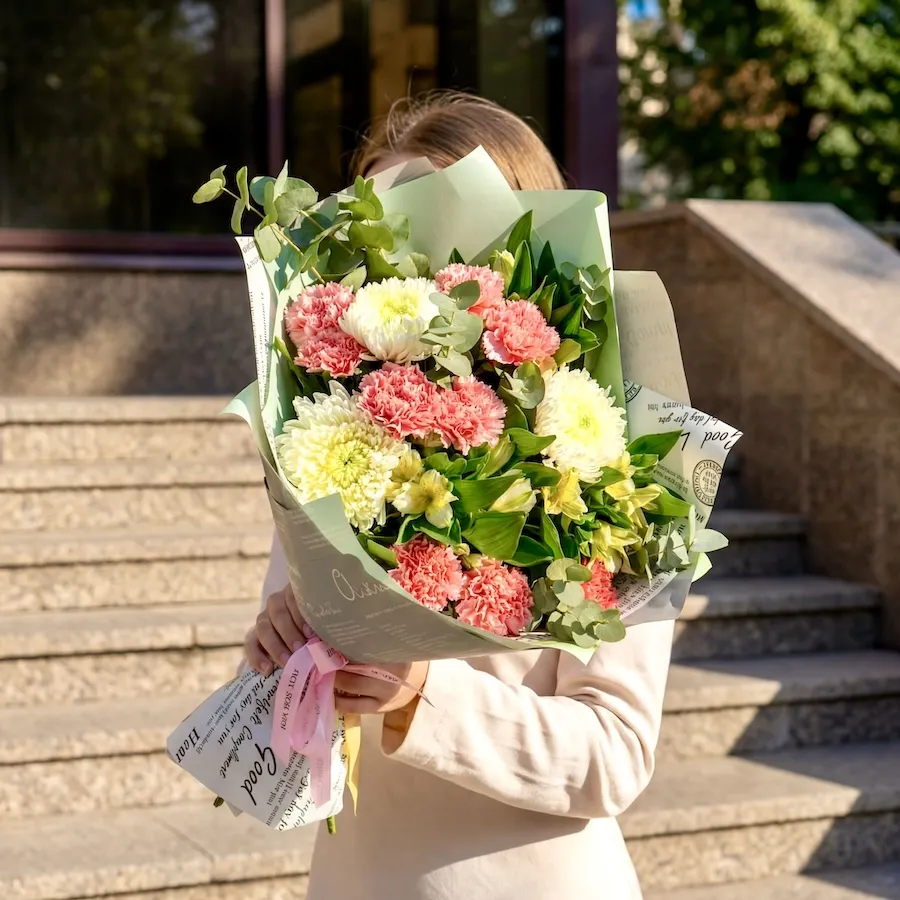 Букет из гвоздик и хризантем