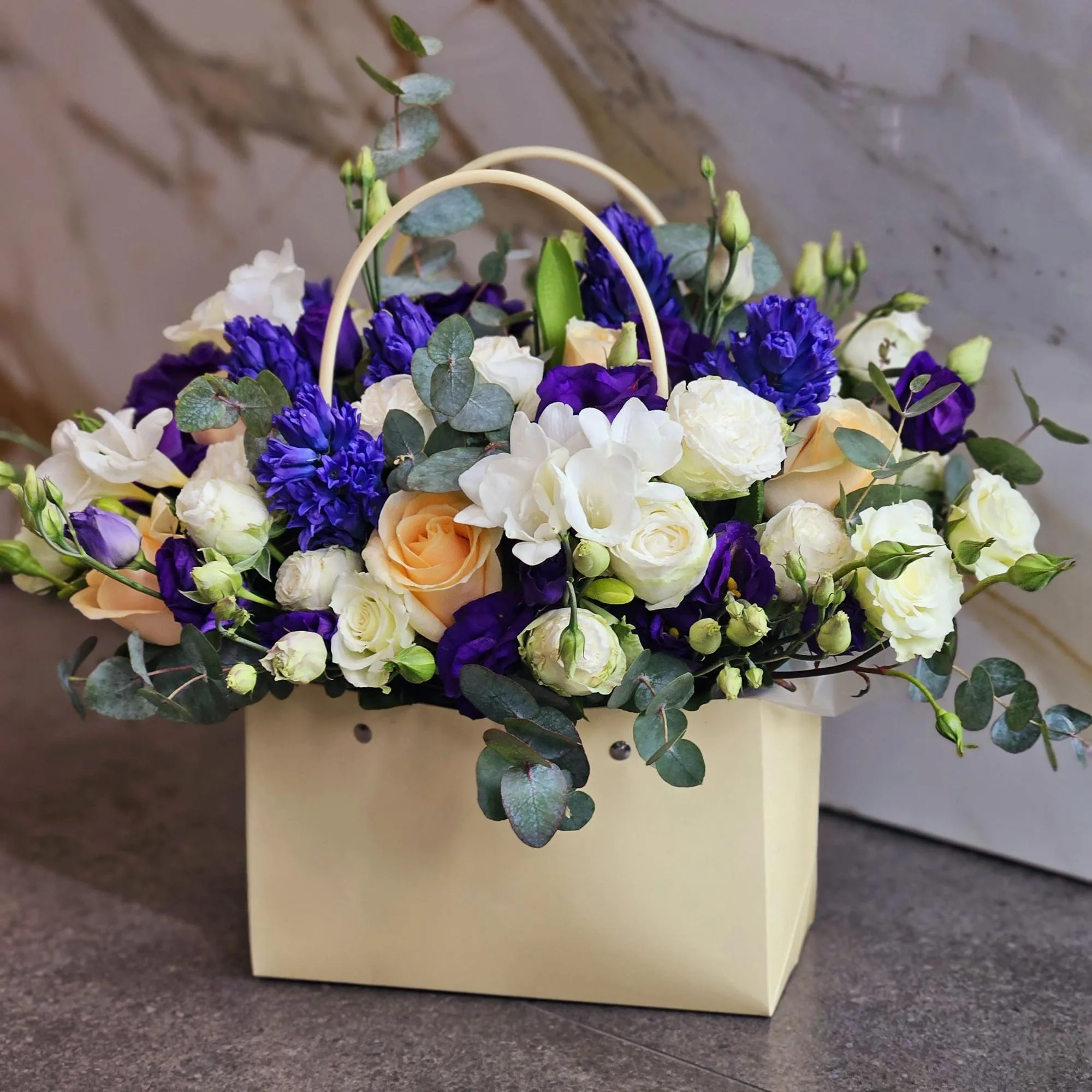 Розы, гиацинты и фрезии в коробке