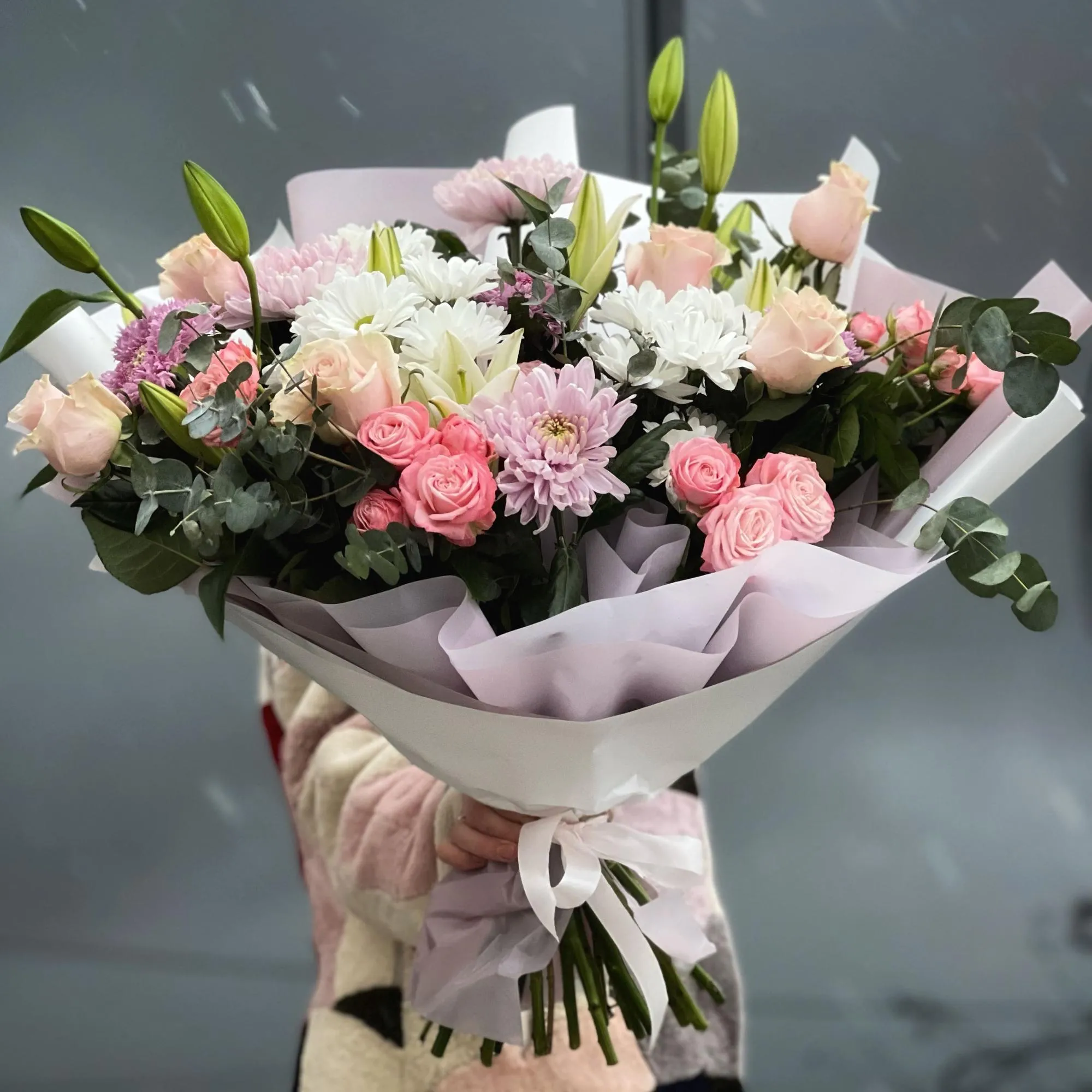 Букет из хризантем и роз