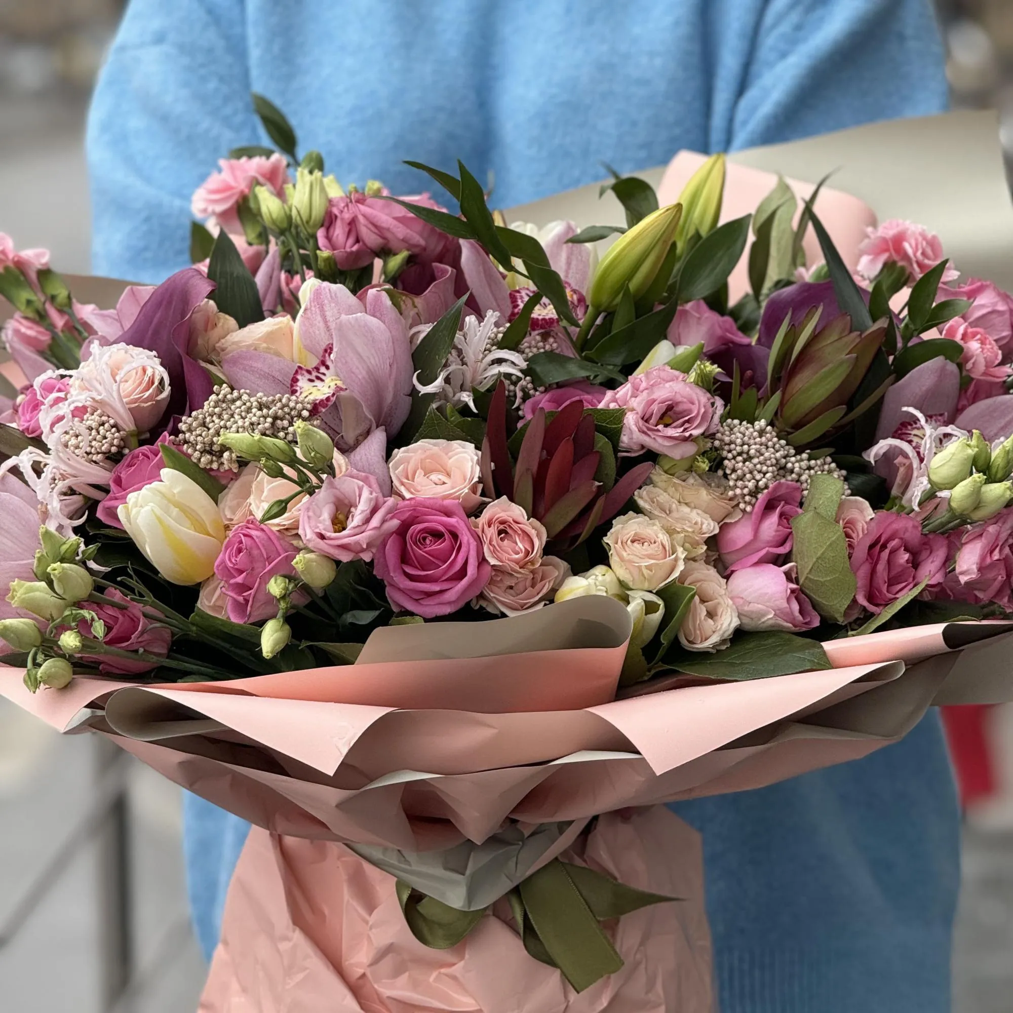 Огромный букет из эустомы, роз и аспидистра