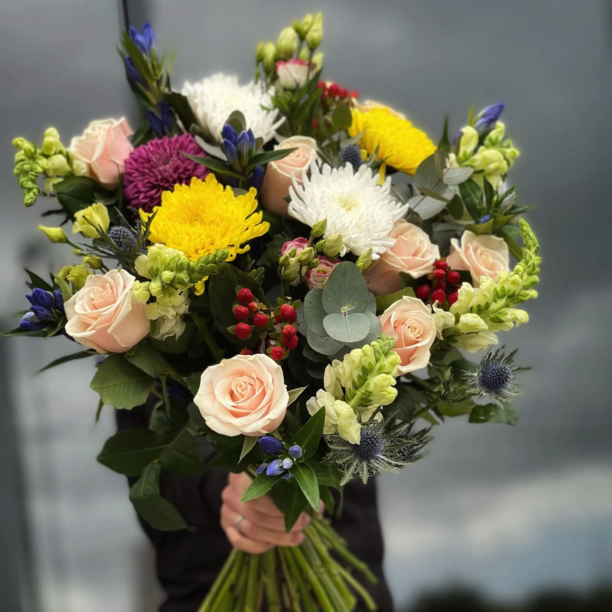 Букет из роз, хризантем и эустом