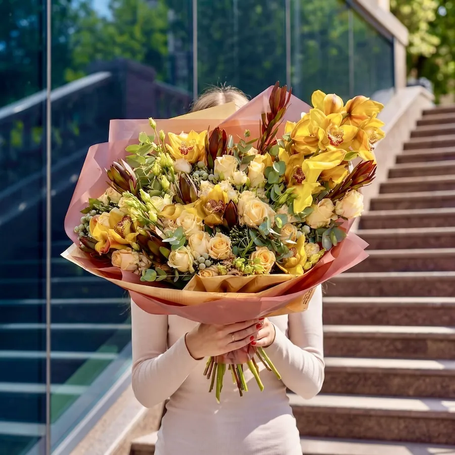 Букет из роз микс, эустом и орхидеи