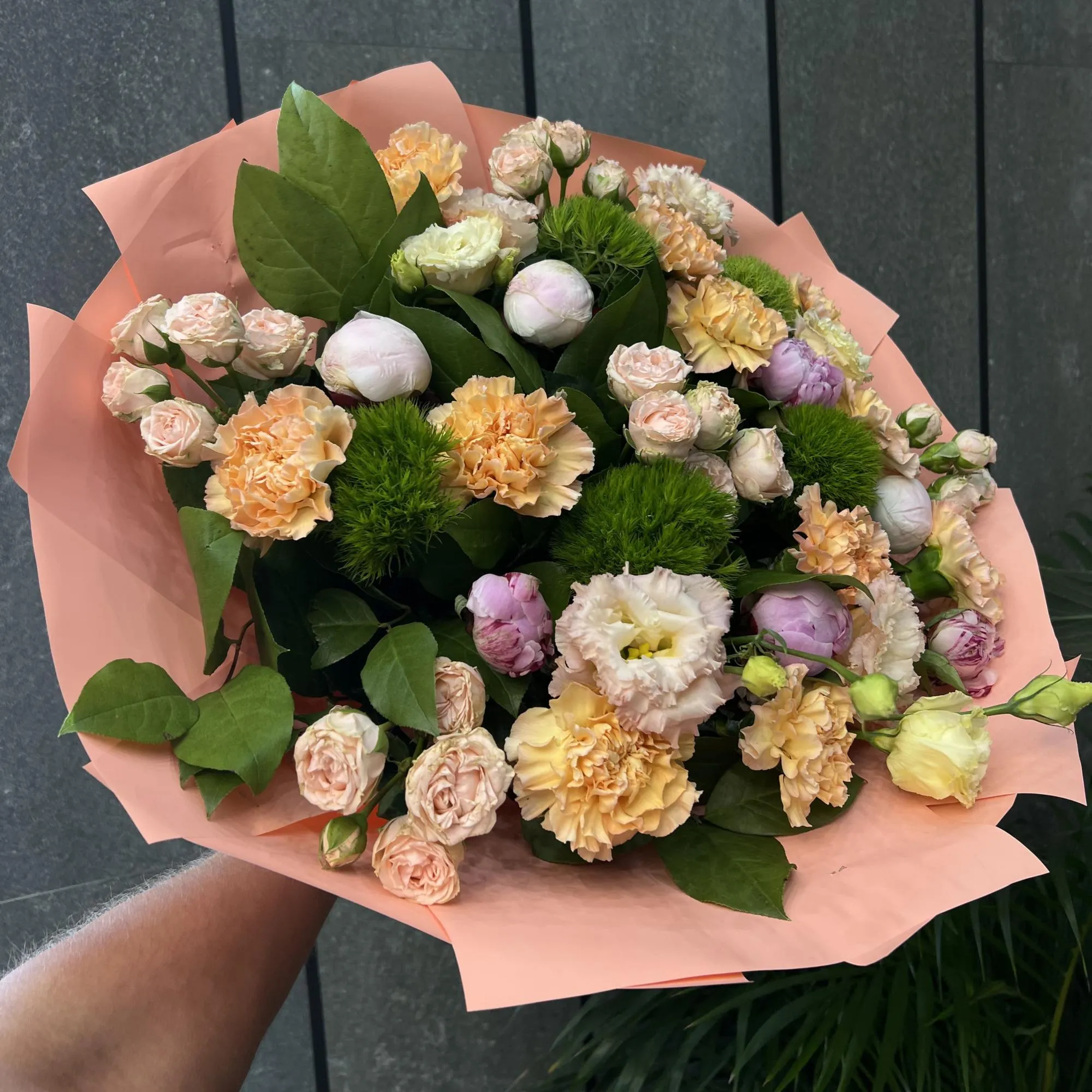 Букет из гвоздик и пион