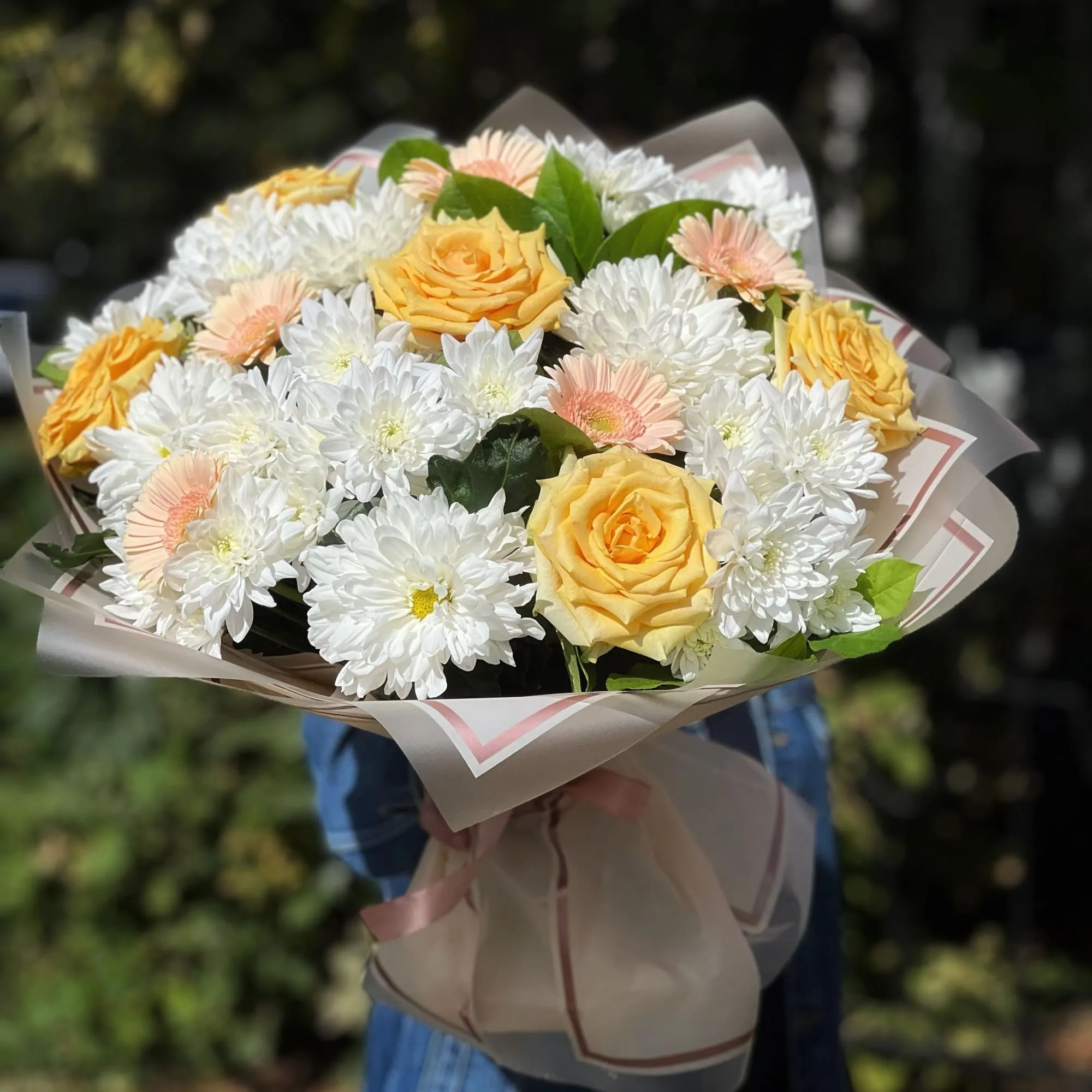 Огромный букет из хризантем, роз и гербер