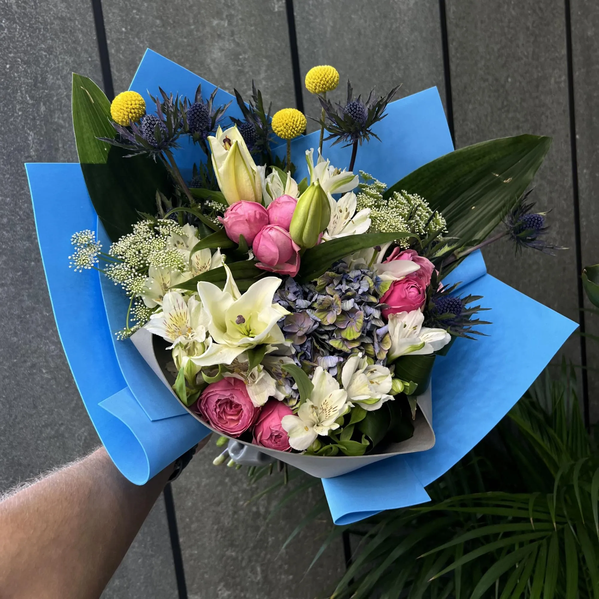 Букет из альстромерий, роз и пион