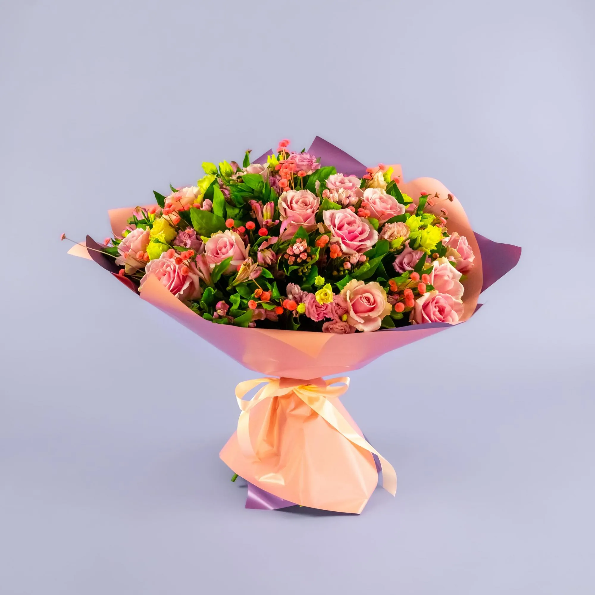 Букет из роз, альстромерий и эустом