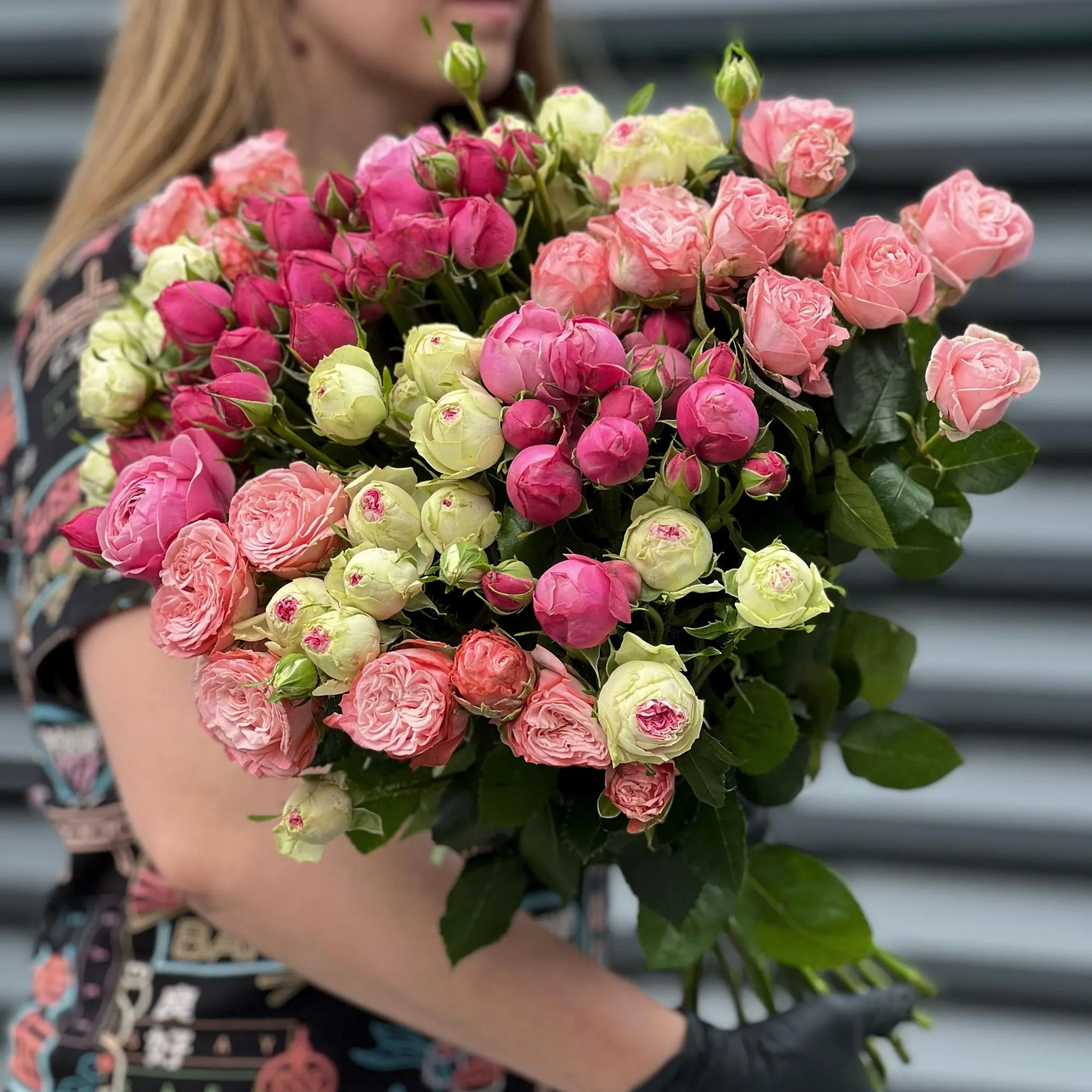 19 бело-розовых кустовых роз