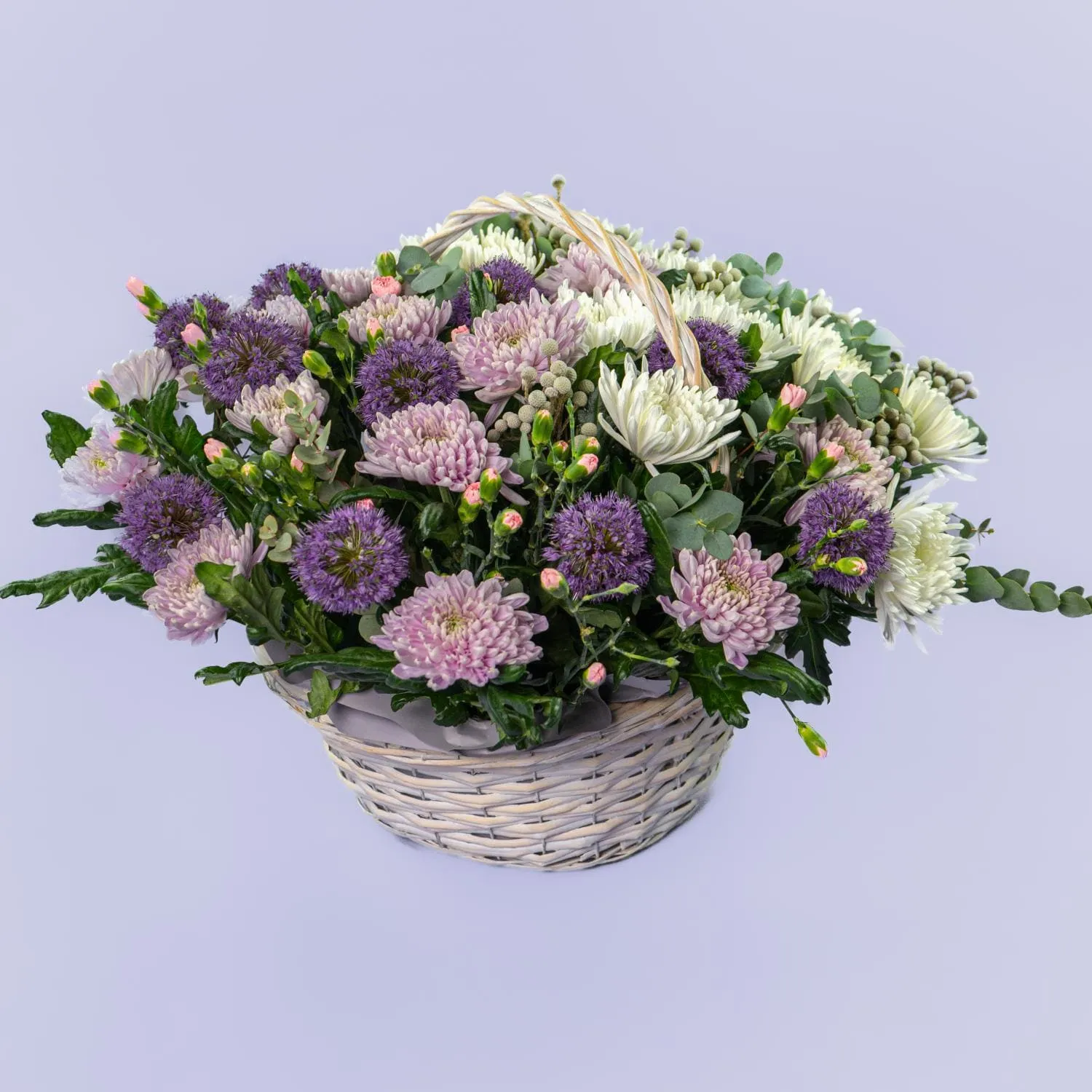 Хризантемы микс и гвоздики в корзине