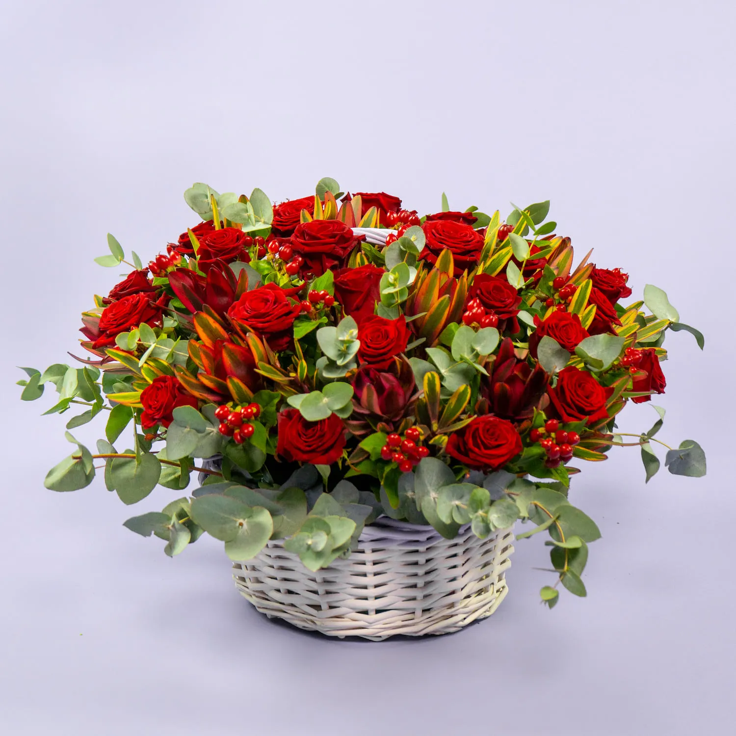 31 розы и эвкалипта в корзине