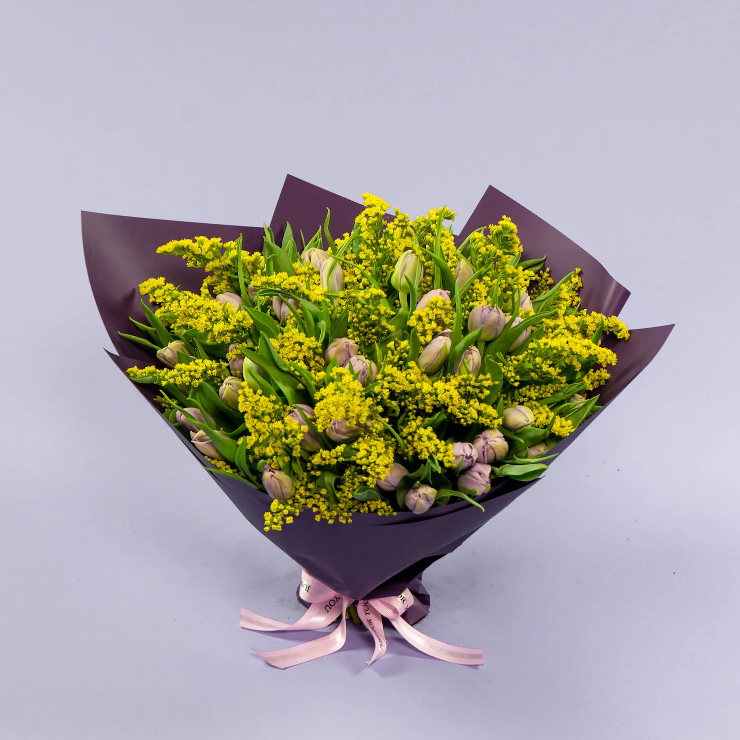 Букет из 49 тюльпанов и солидаго