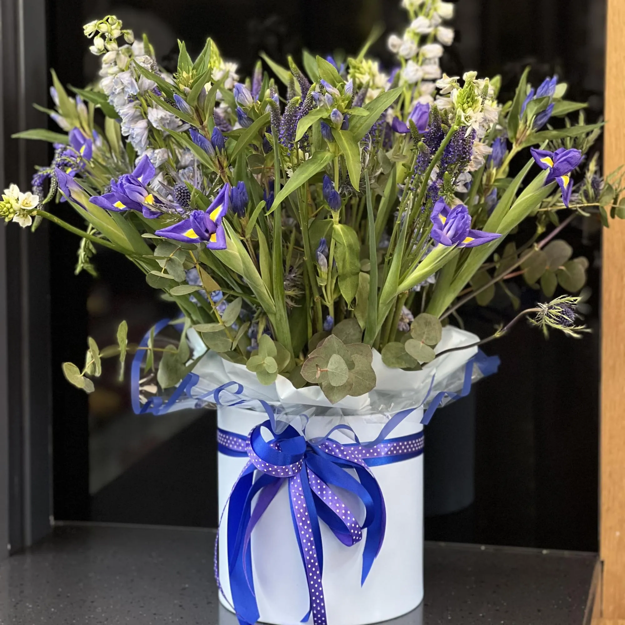 Дельфиниумы, ирисы и вероники в коробке