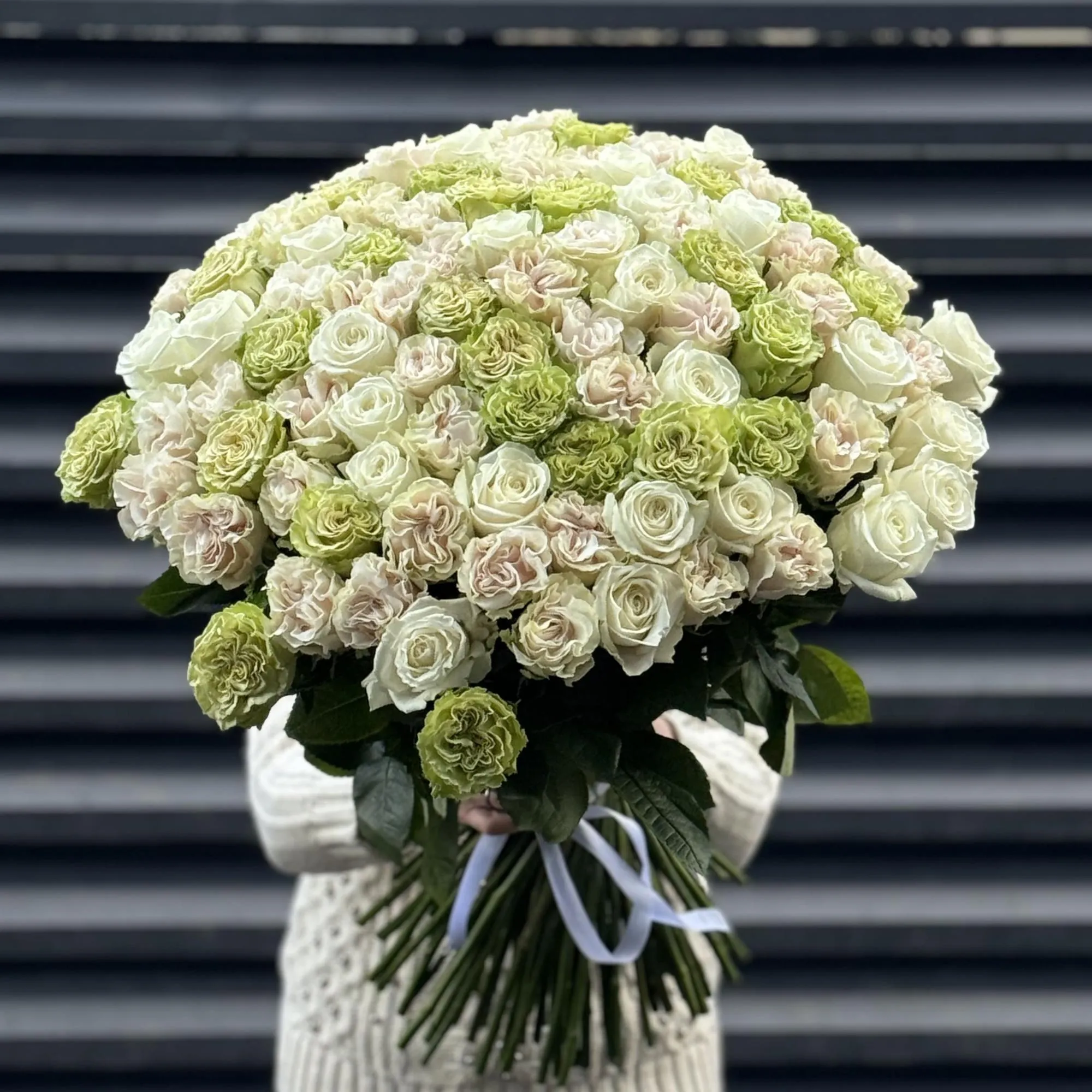 Букет 301 бело-зеленый микс роз эквадор (70см)