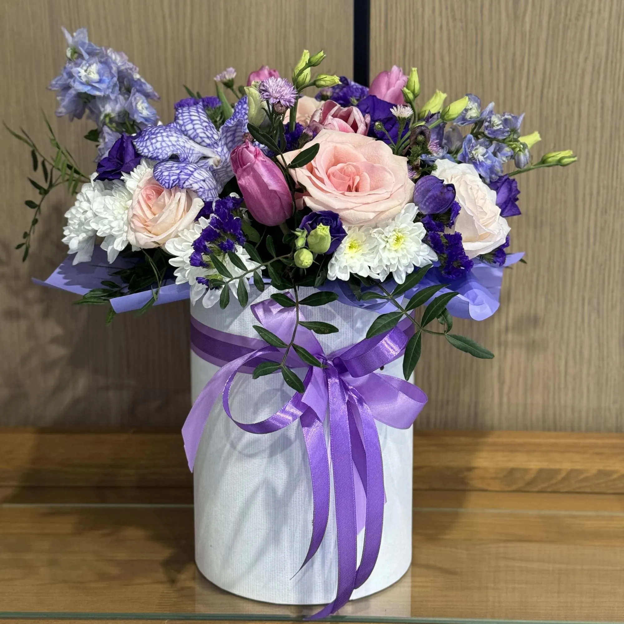 Розы, тюльпаны и хризантемы в коробке