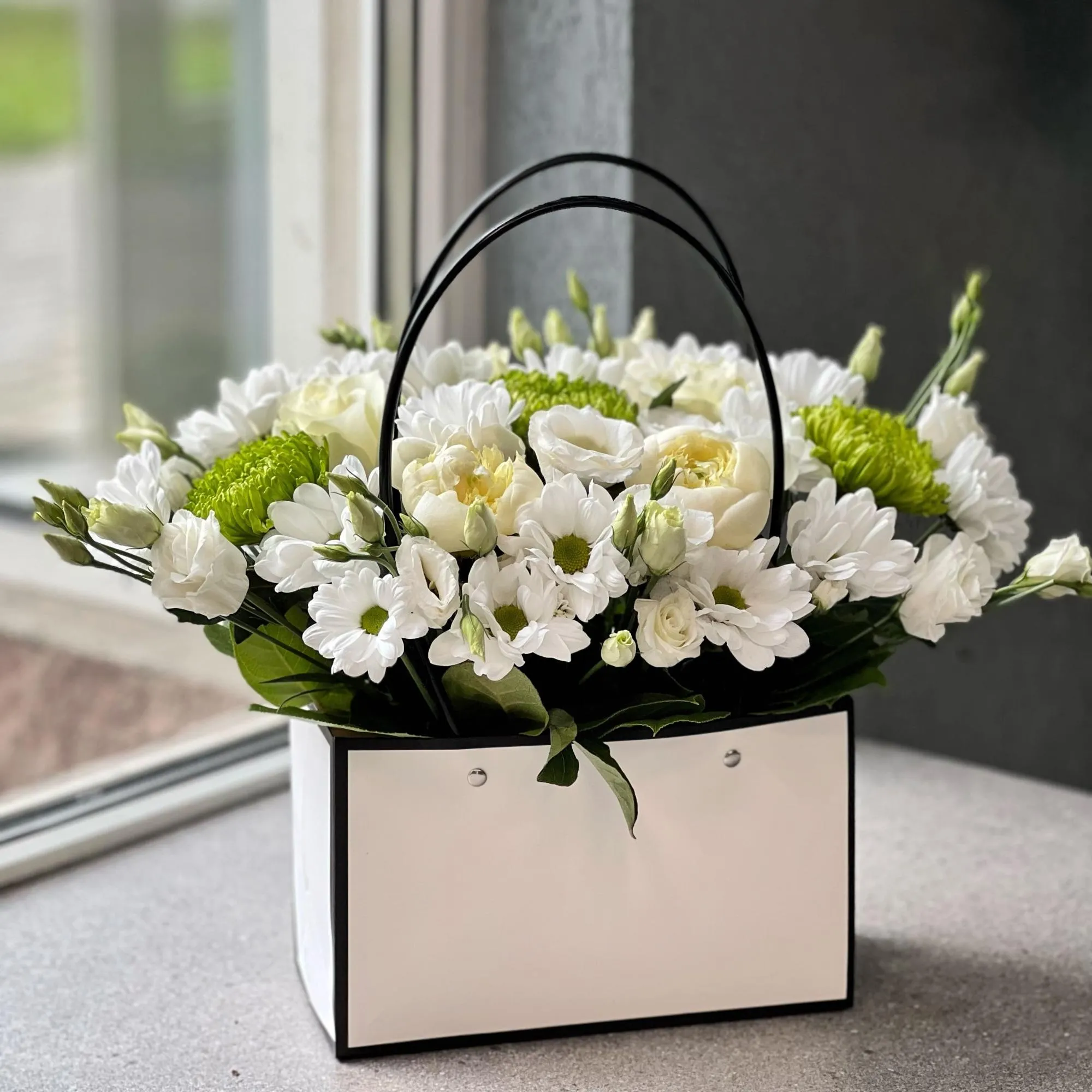 Розы, хризантемы и эустомы в коробке