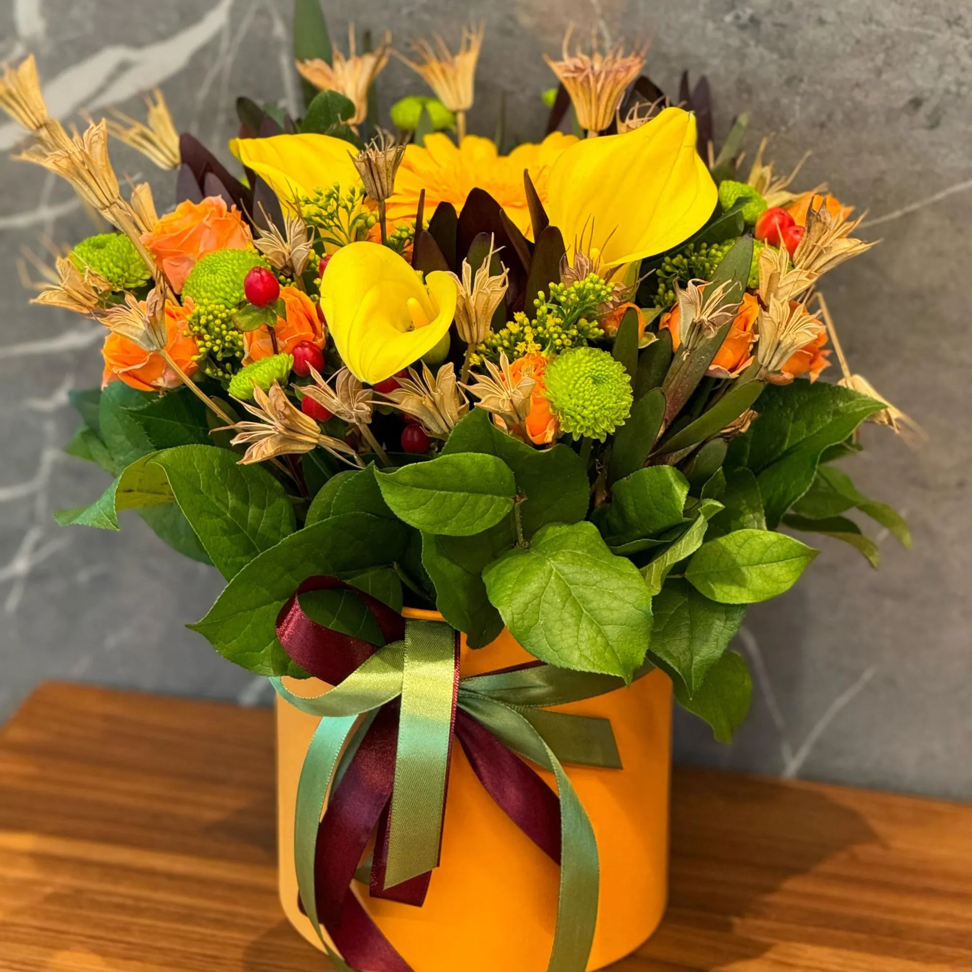 Розы, хризантемы и герберы в коробке