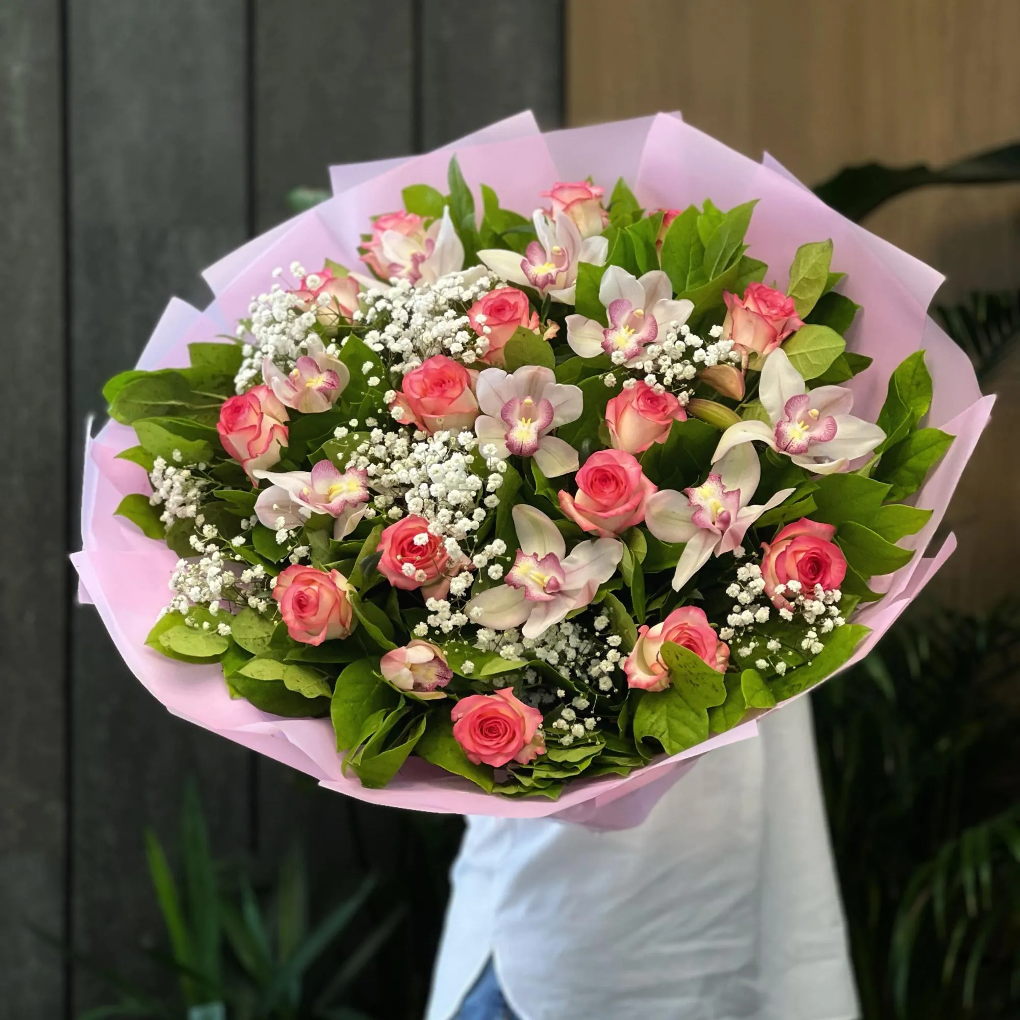 Букет из роз и гипсофила