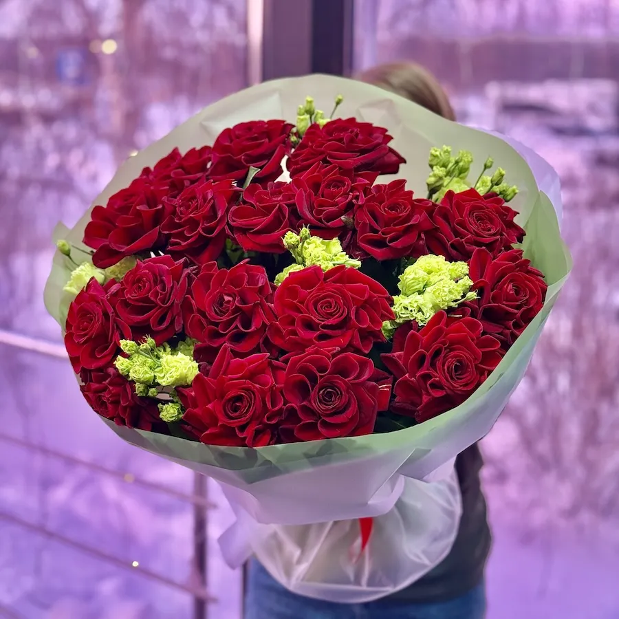 Букет из роз и эустом