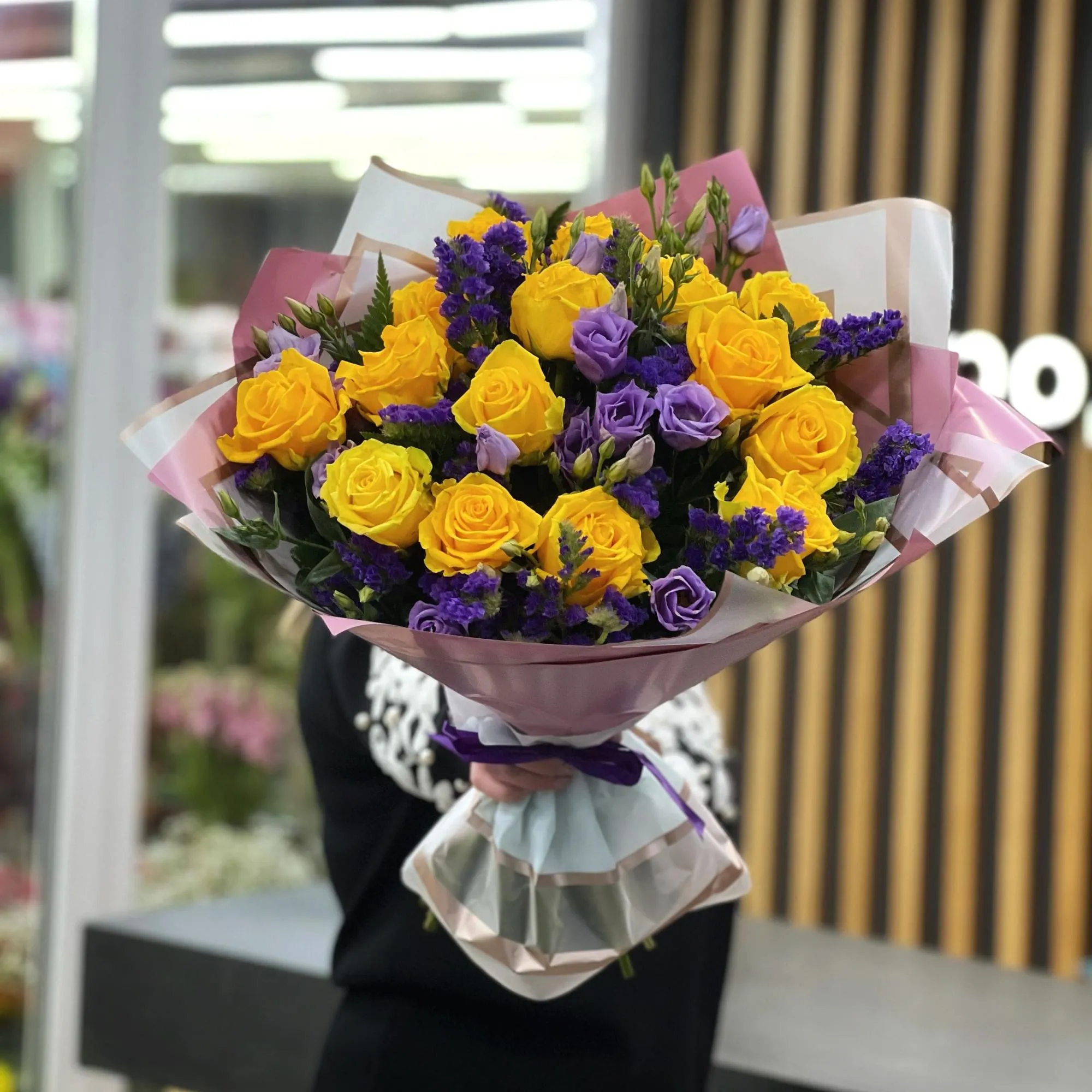 Огромный букет из эустом, папоротника и роз