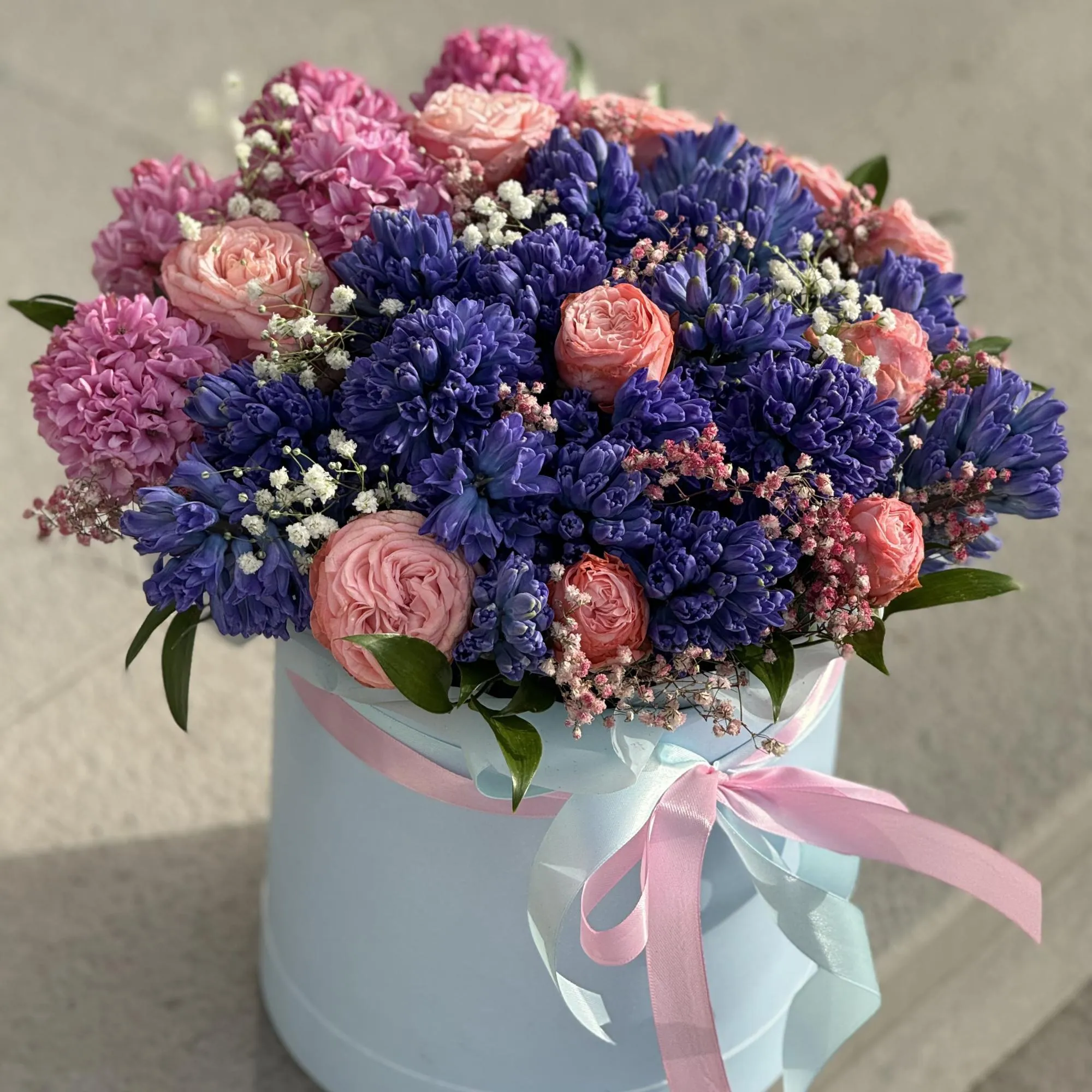 Розы, гипсофилы и гиацинты в коробке