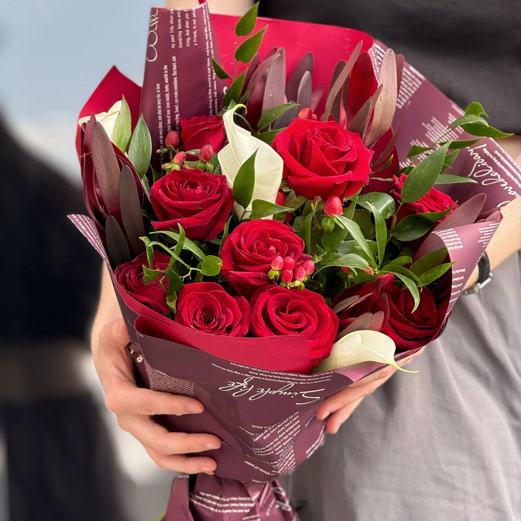 Большой букет из калл и красных роз