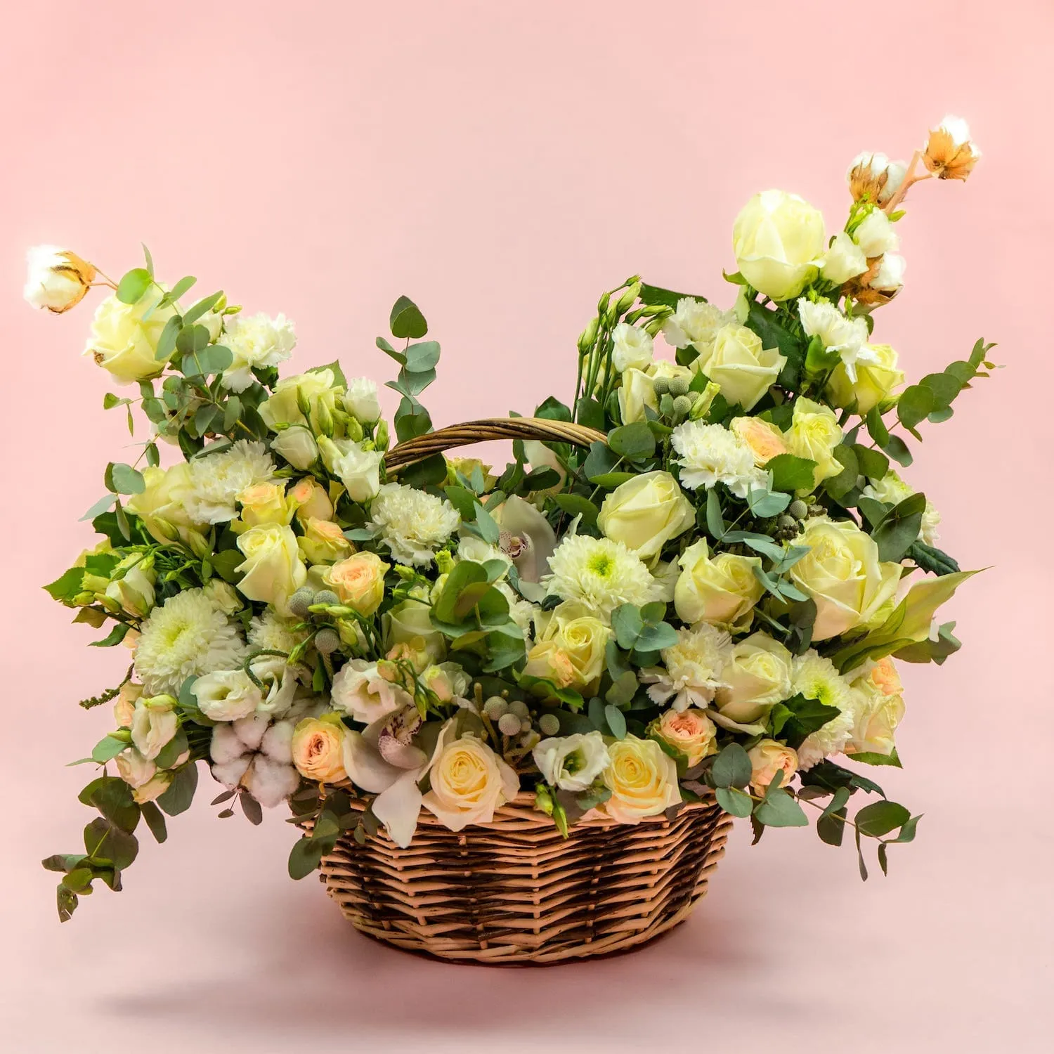 Розы микс и хлопок в корзине