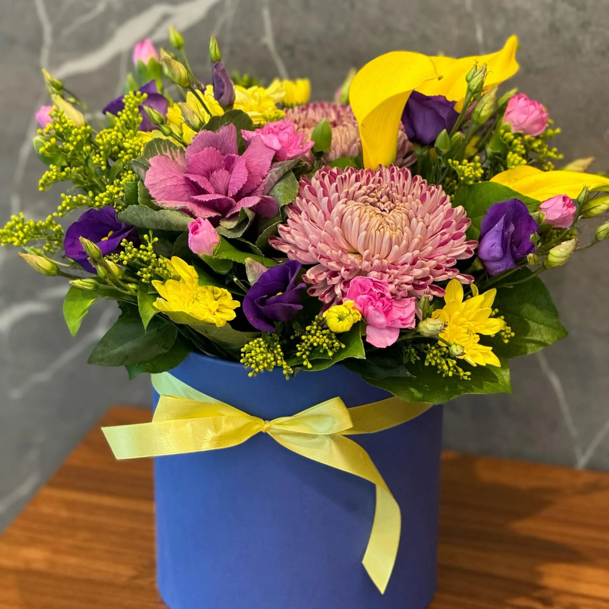 Хризантемы, эустомы и солидаго в коробке