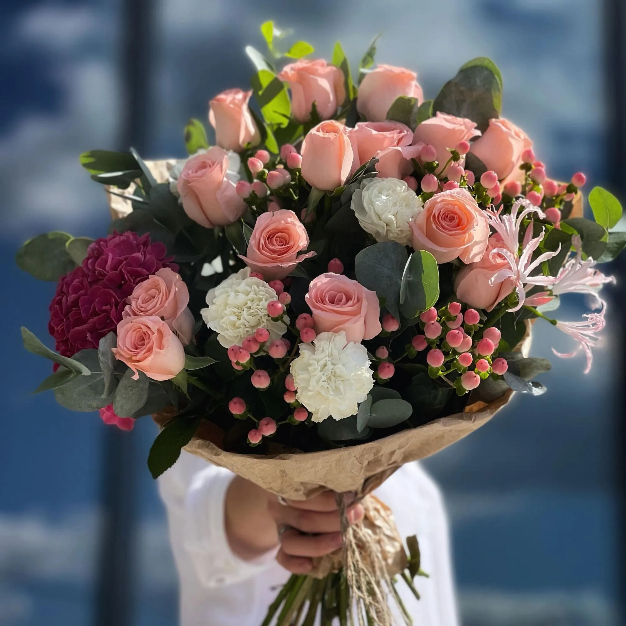 Букет из гвоздик, роз и гиперикум