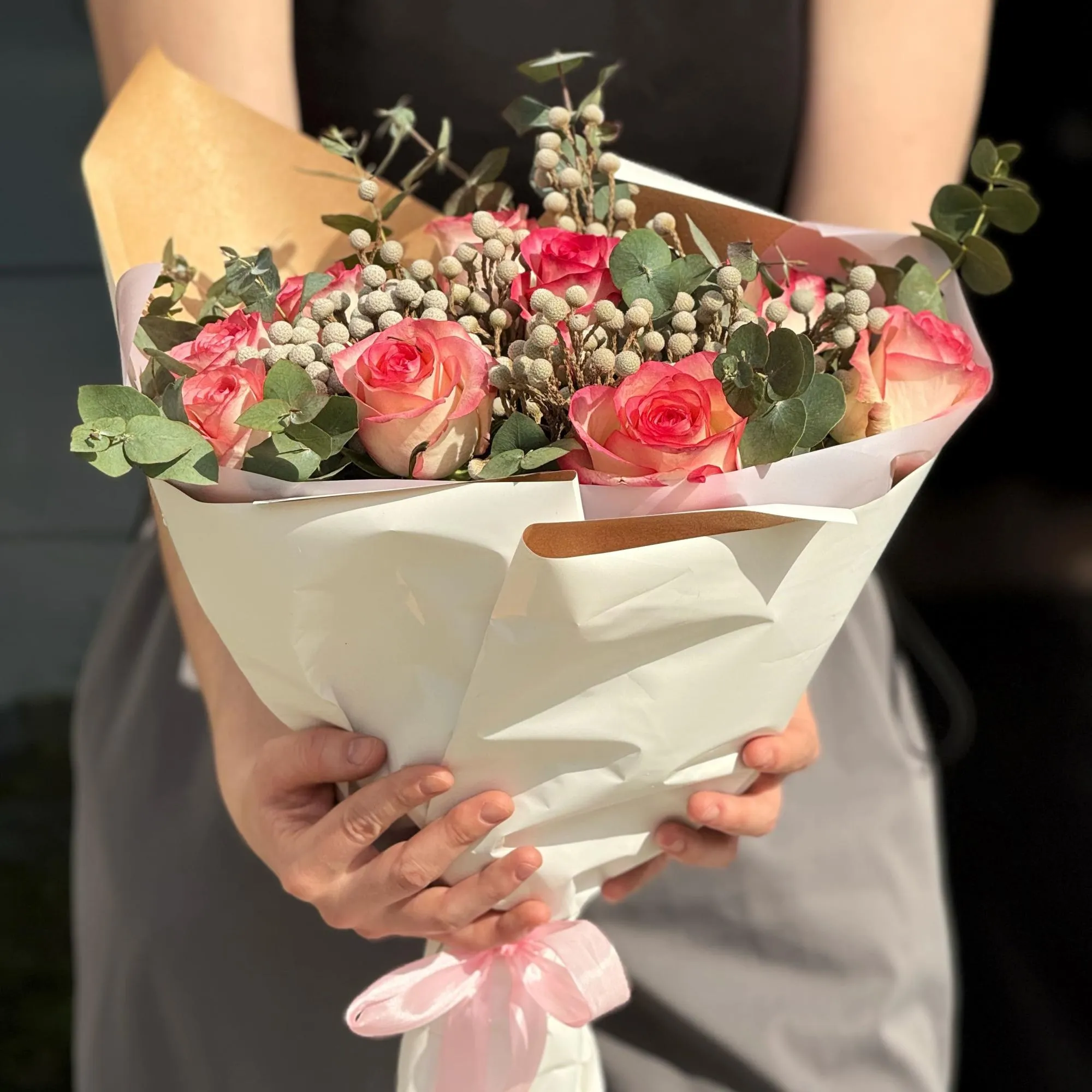 Букет из 9 розовых роз и брунии