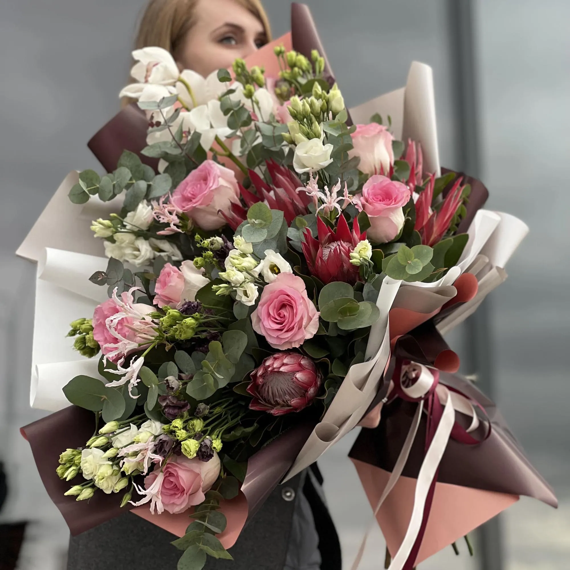 Букет из эустом, роз и протея