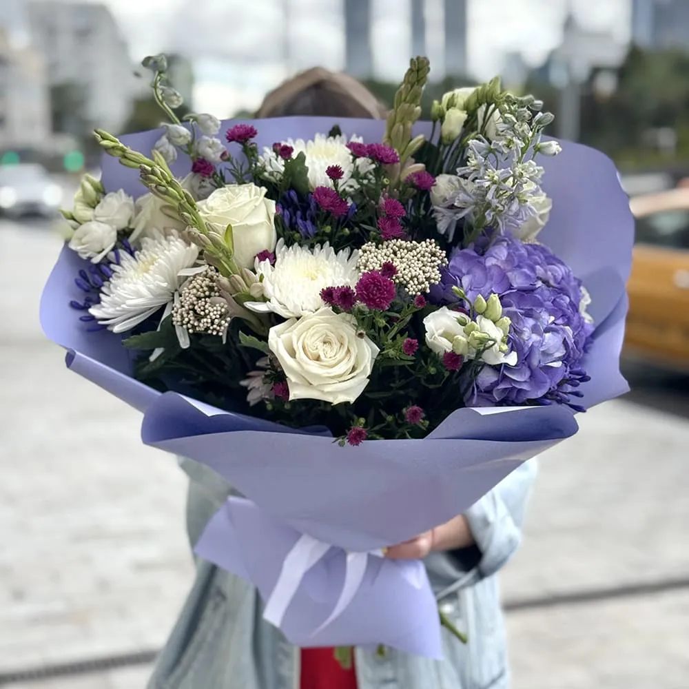 Букет из роз, эустом и астеров