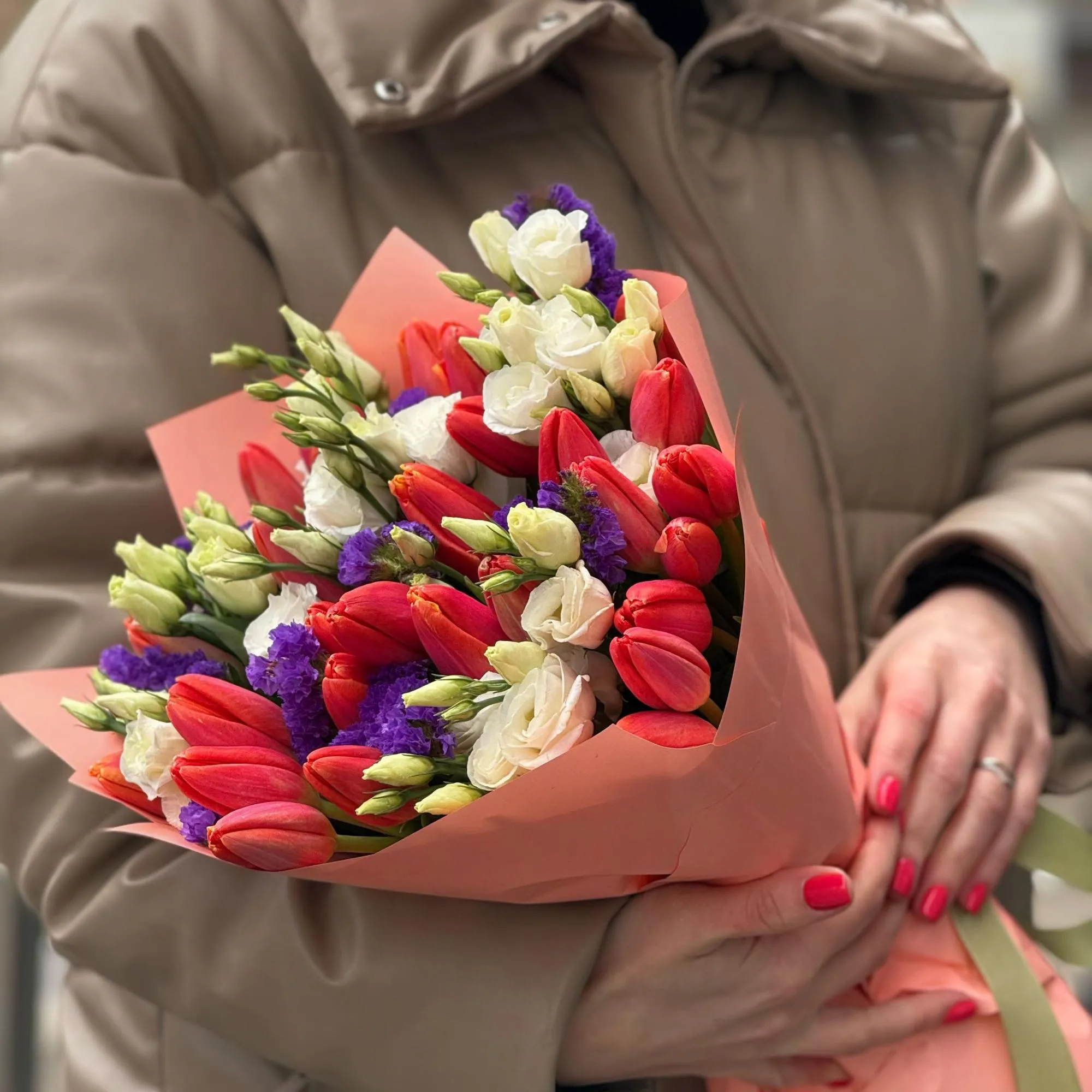 Огромный букет из 51 тюльпана и эустом