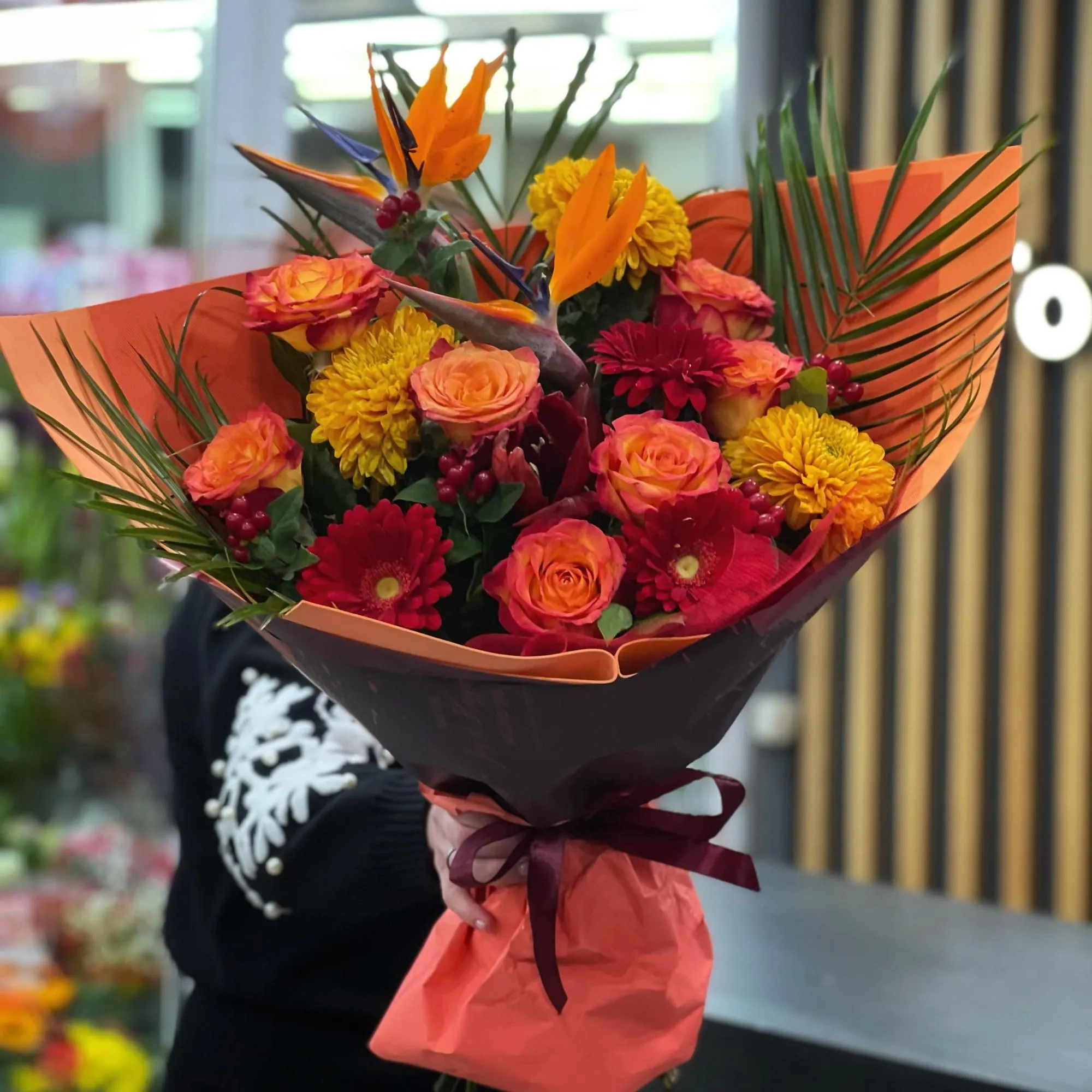 Букет из роз, хризантем и гербер