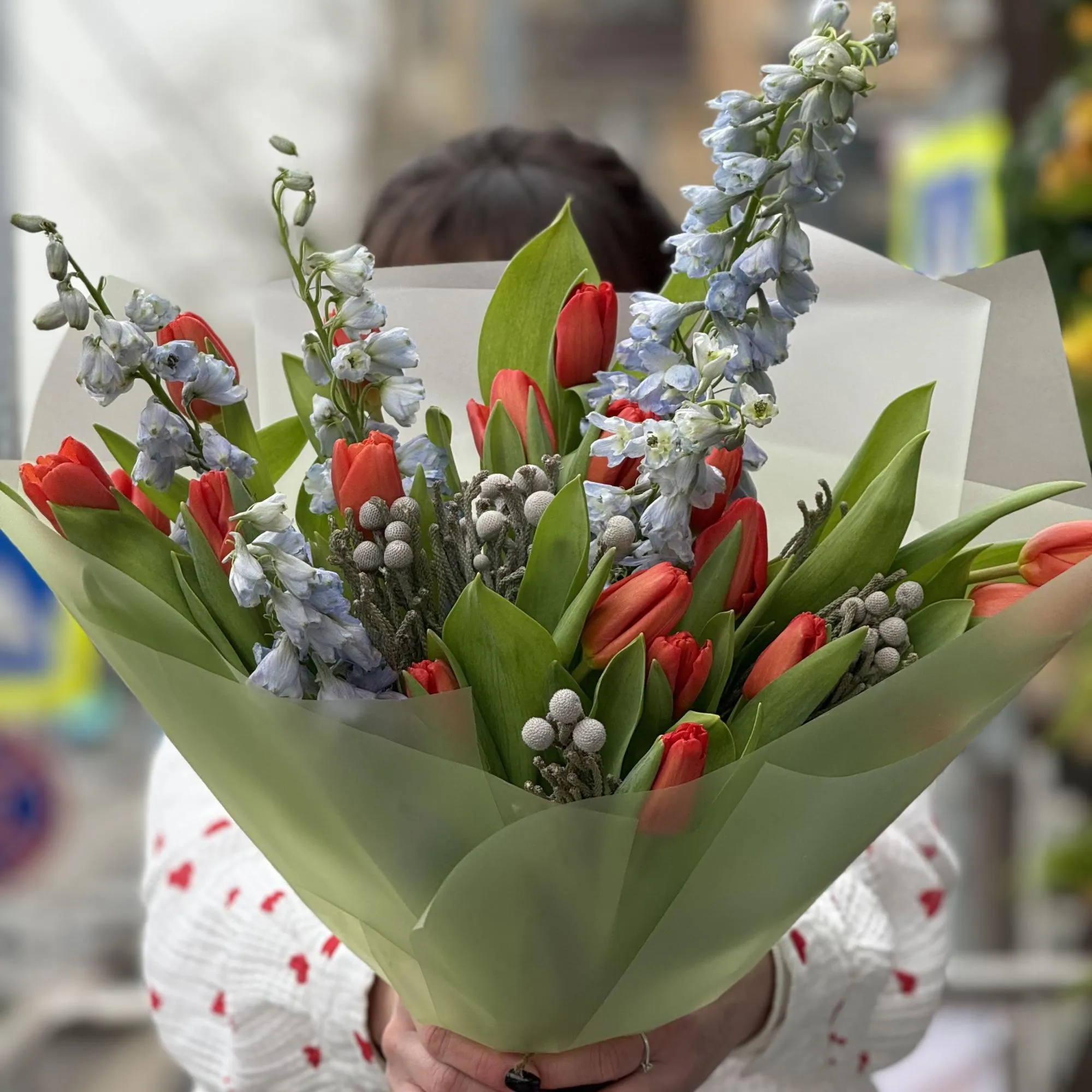 Букет из тюльпан, брунии и дельфиниума