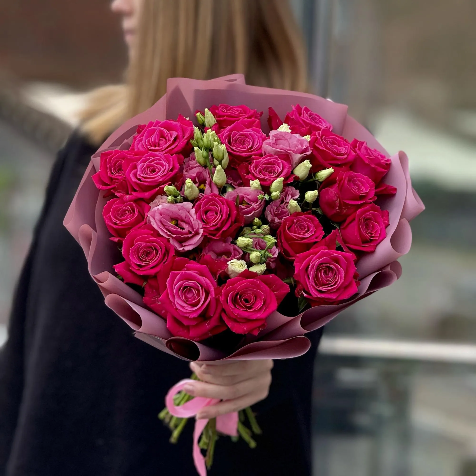 Огромный букет из эустом и роз