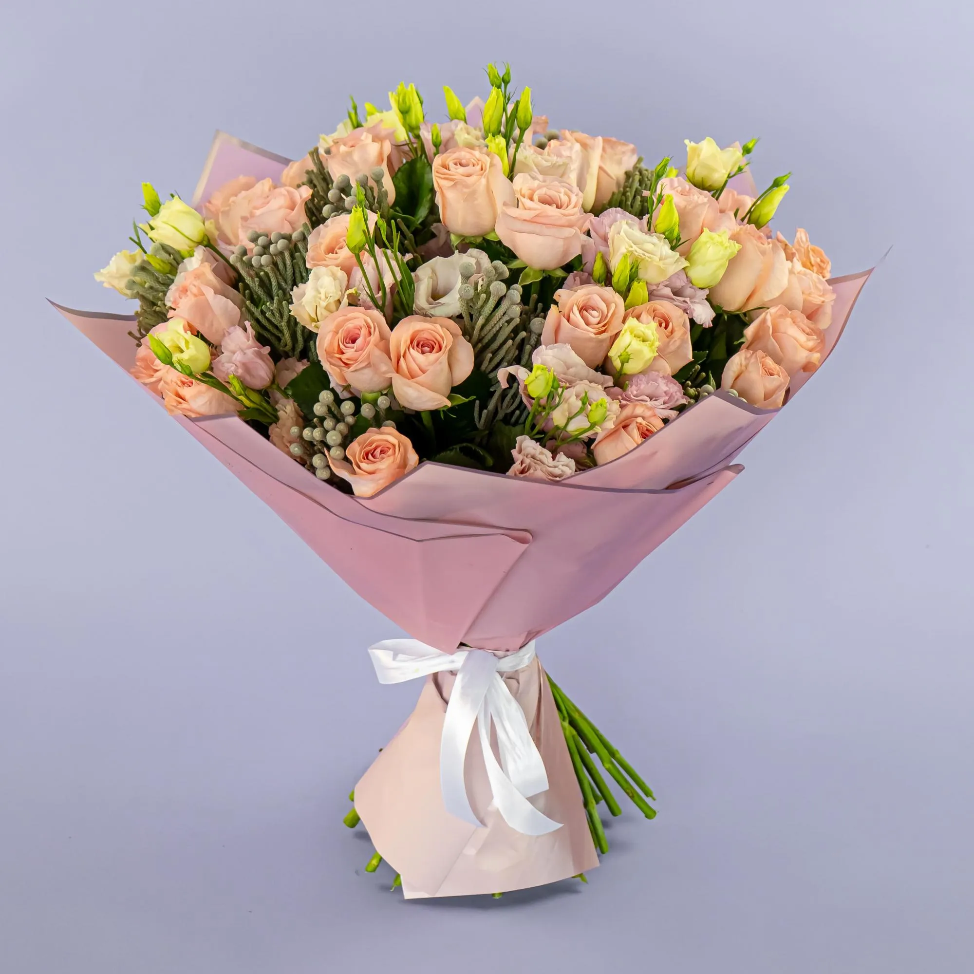 Букет из 29 роз и эустом