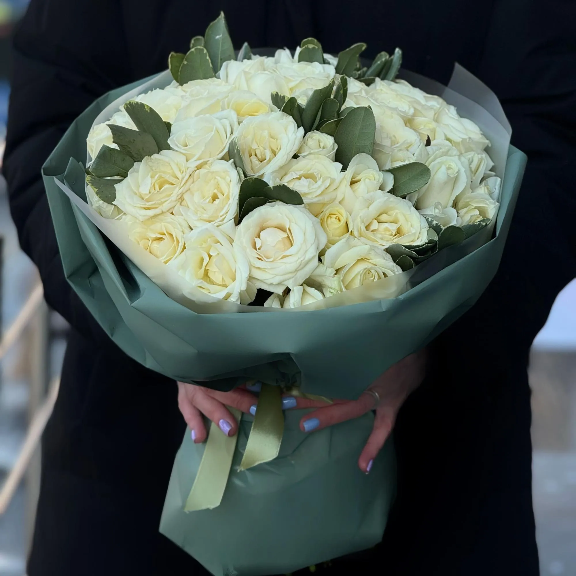 Букет из роз и питтоспорума