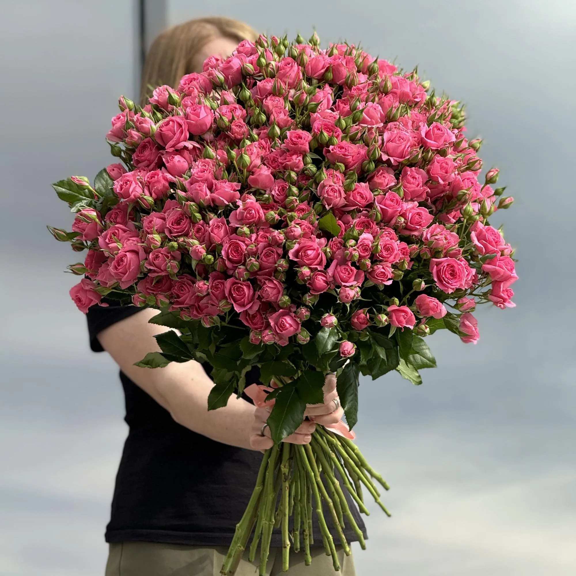 29 красных кустовых роз (70 см)