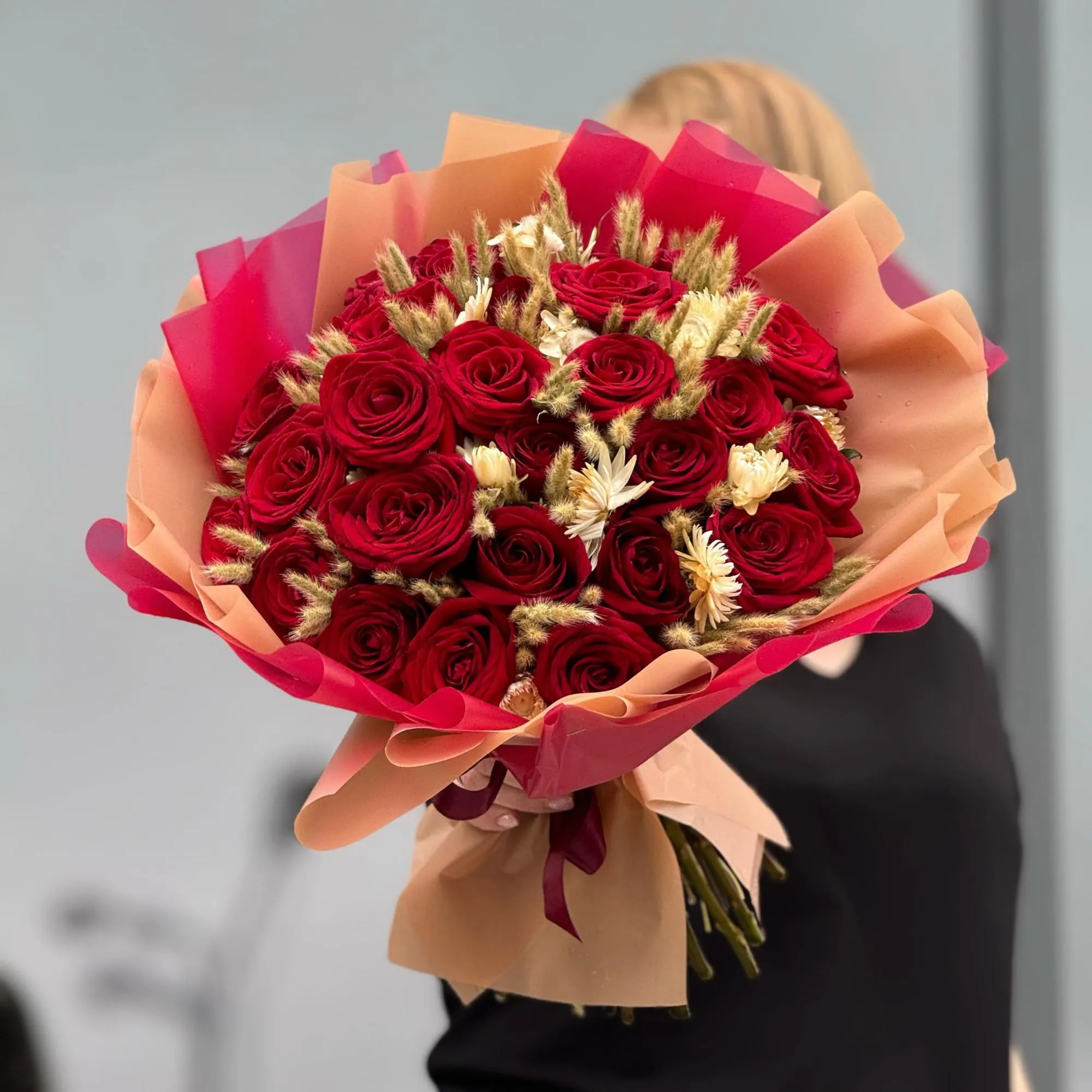 Огромный букет из роз и cухоцветов