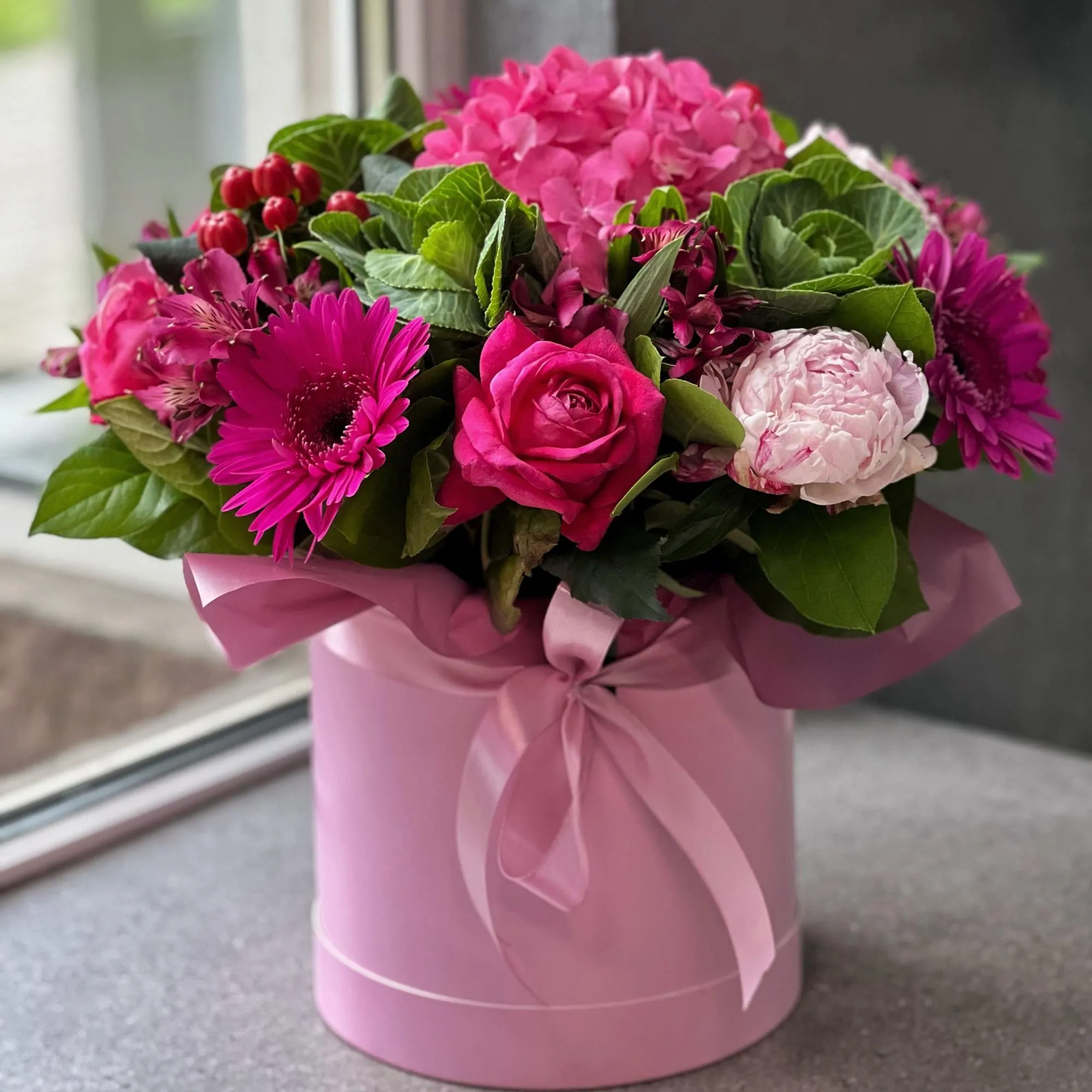 Герберы, розы и гиперикумы в коробке