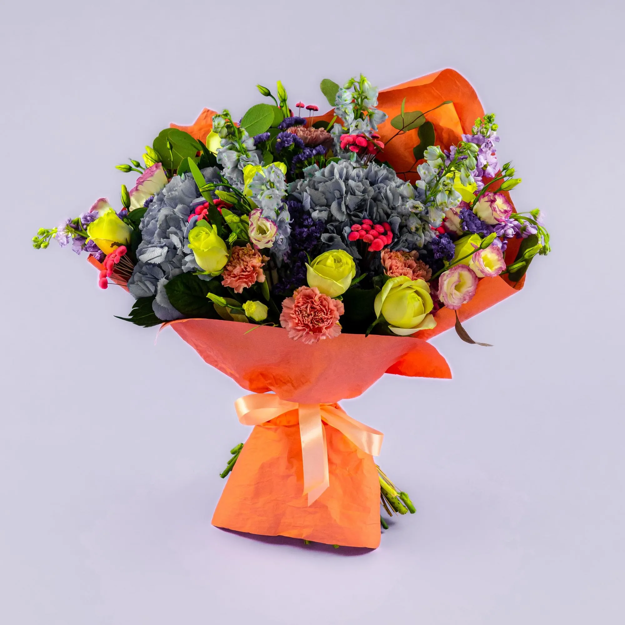 Букет из гортензии, роз и гвоздик