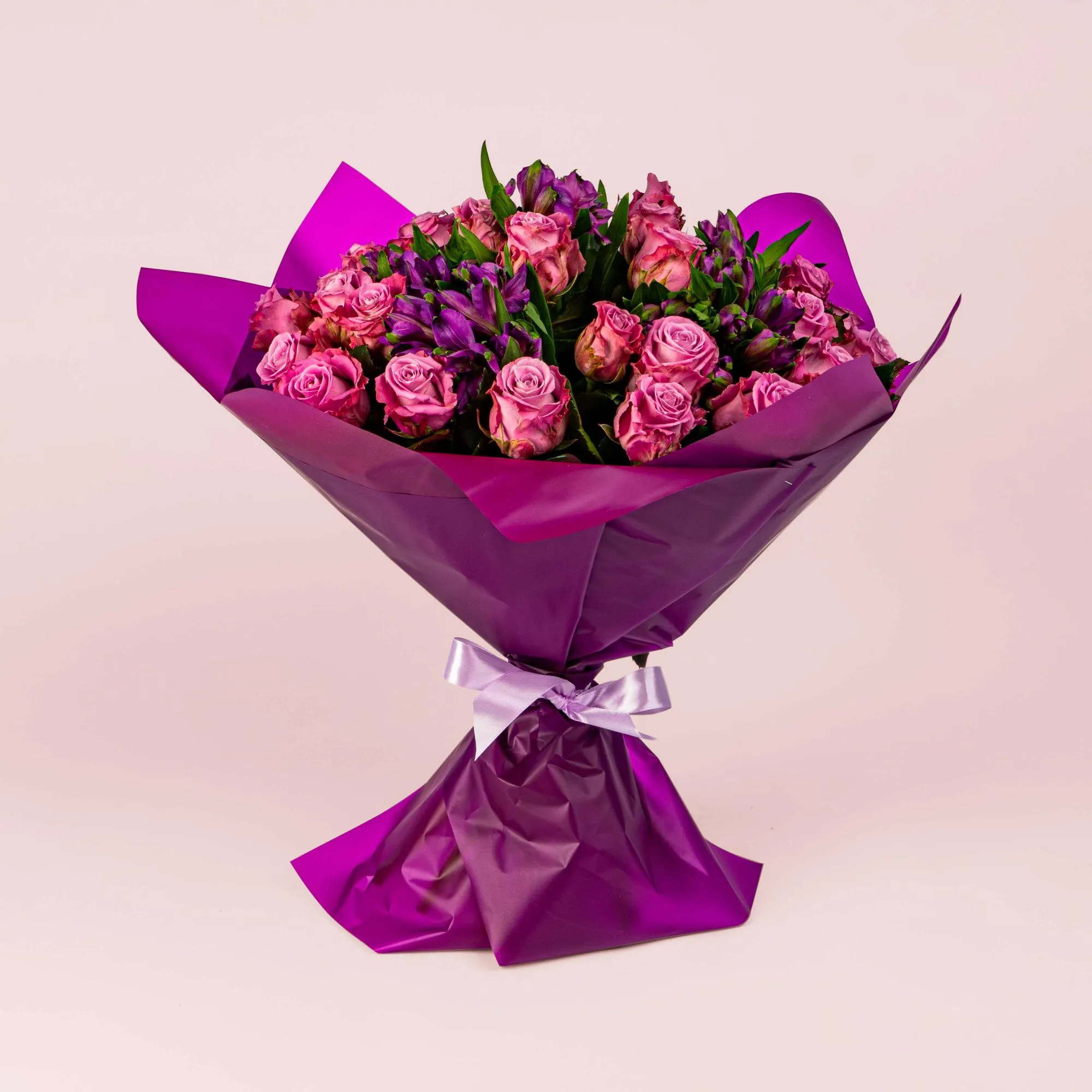 Букет из розовых роз и альстромерий