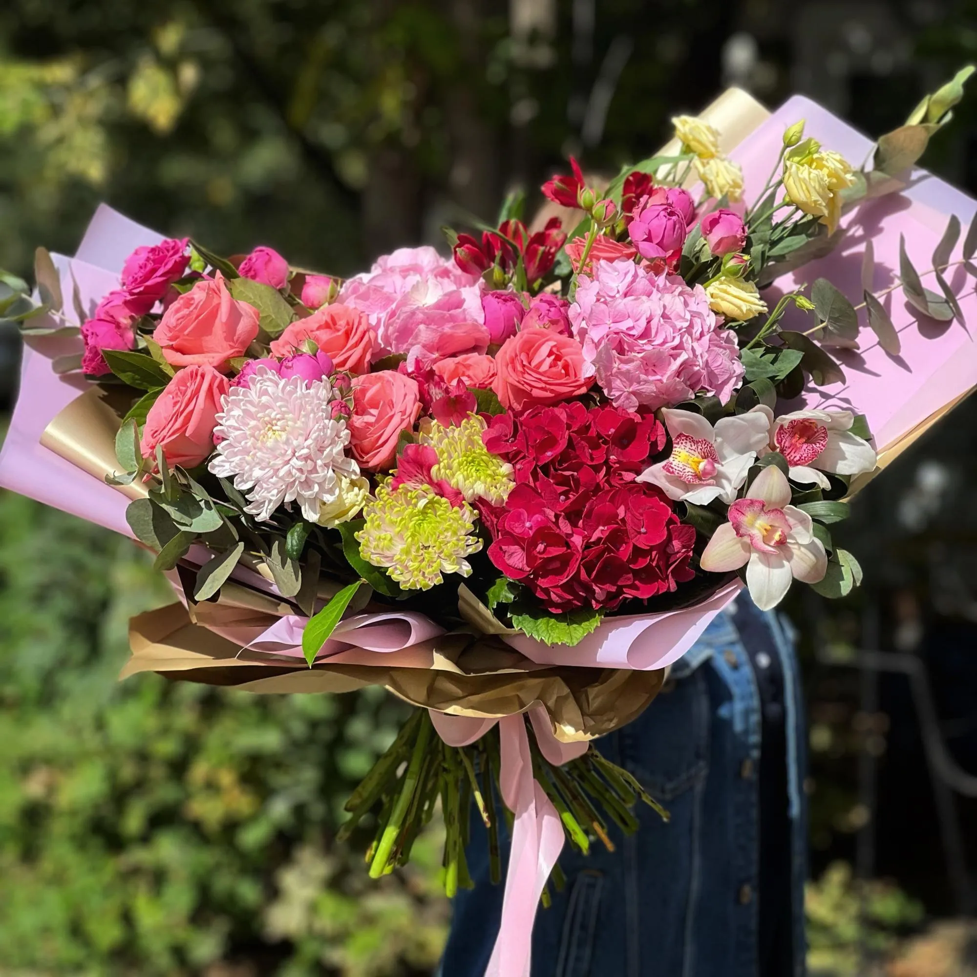 Букет из роз, эустом и альстромерии