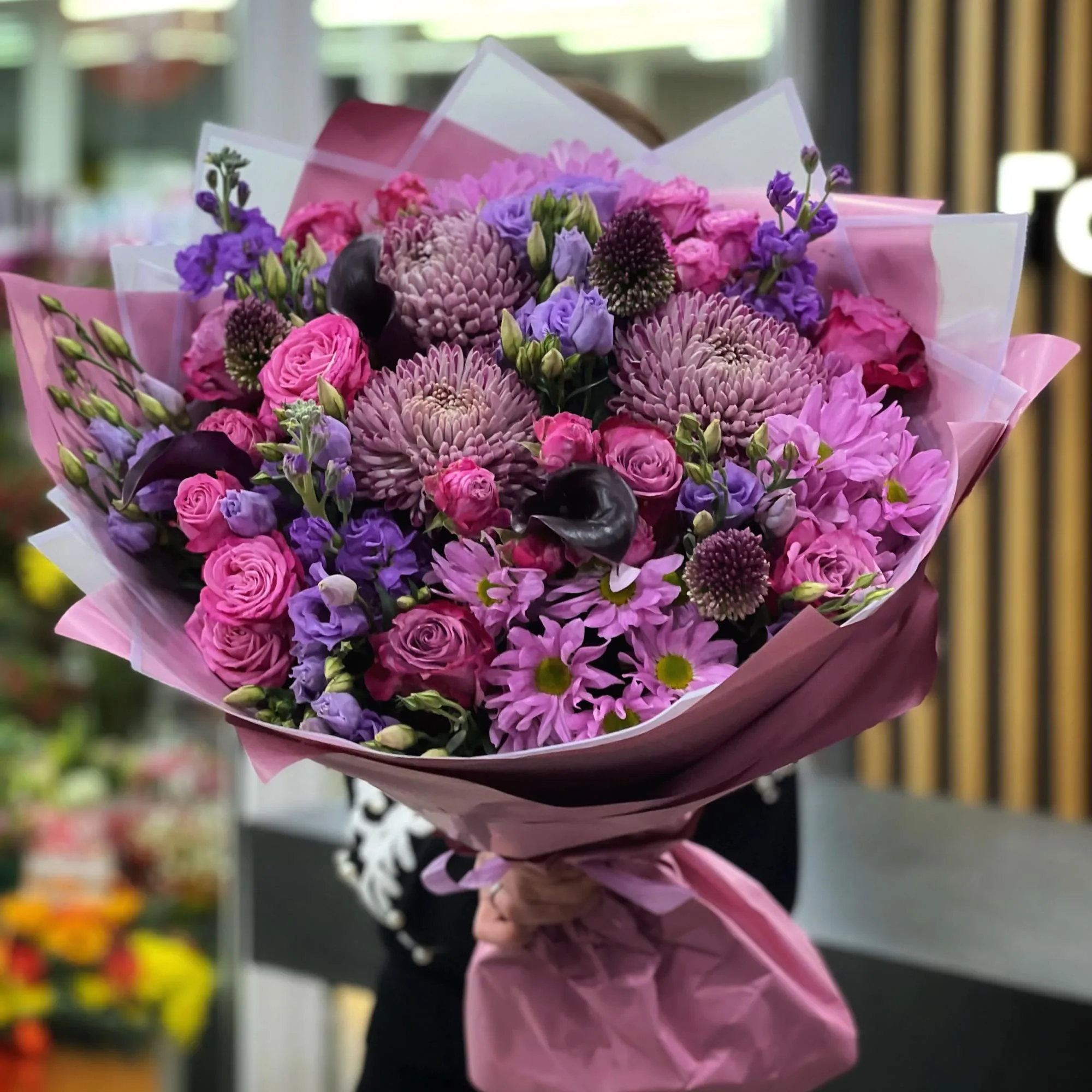 Букет из хризантем, эустом и роз