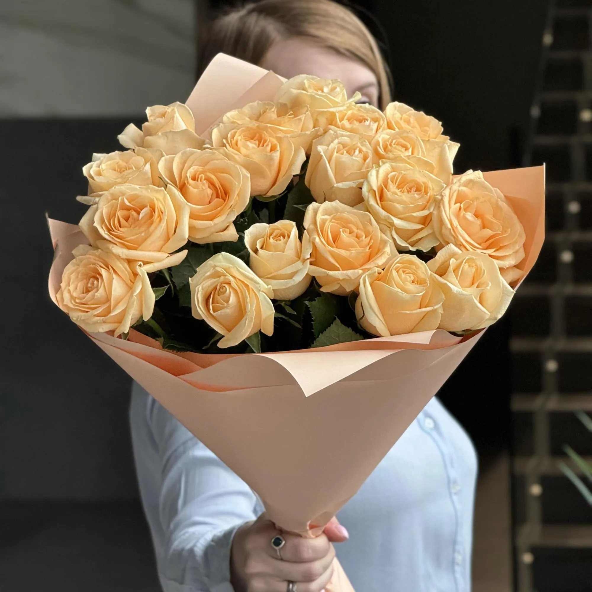 Букет из 19 кремовых роз (70 см)