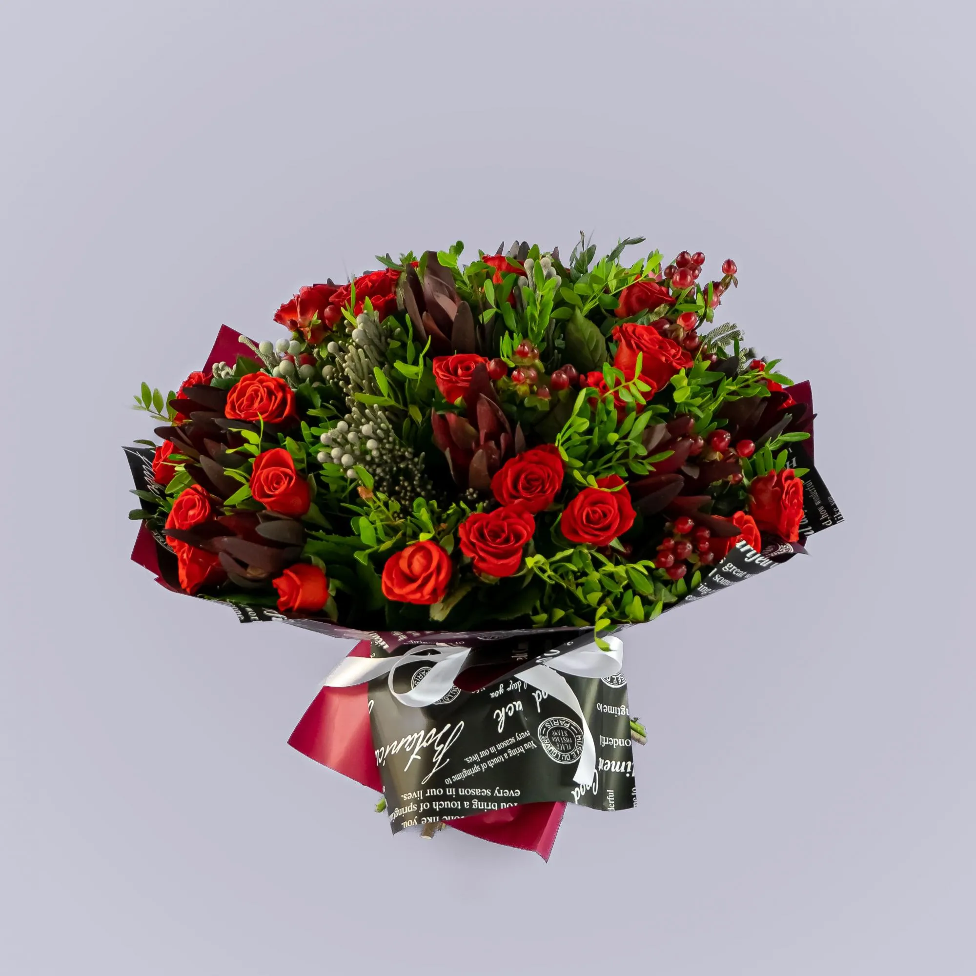 Букет из 27 красных роз и брунии