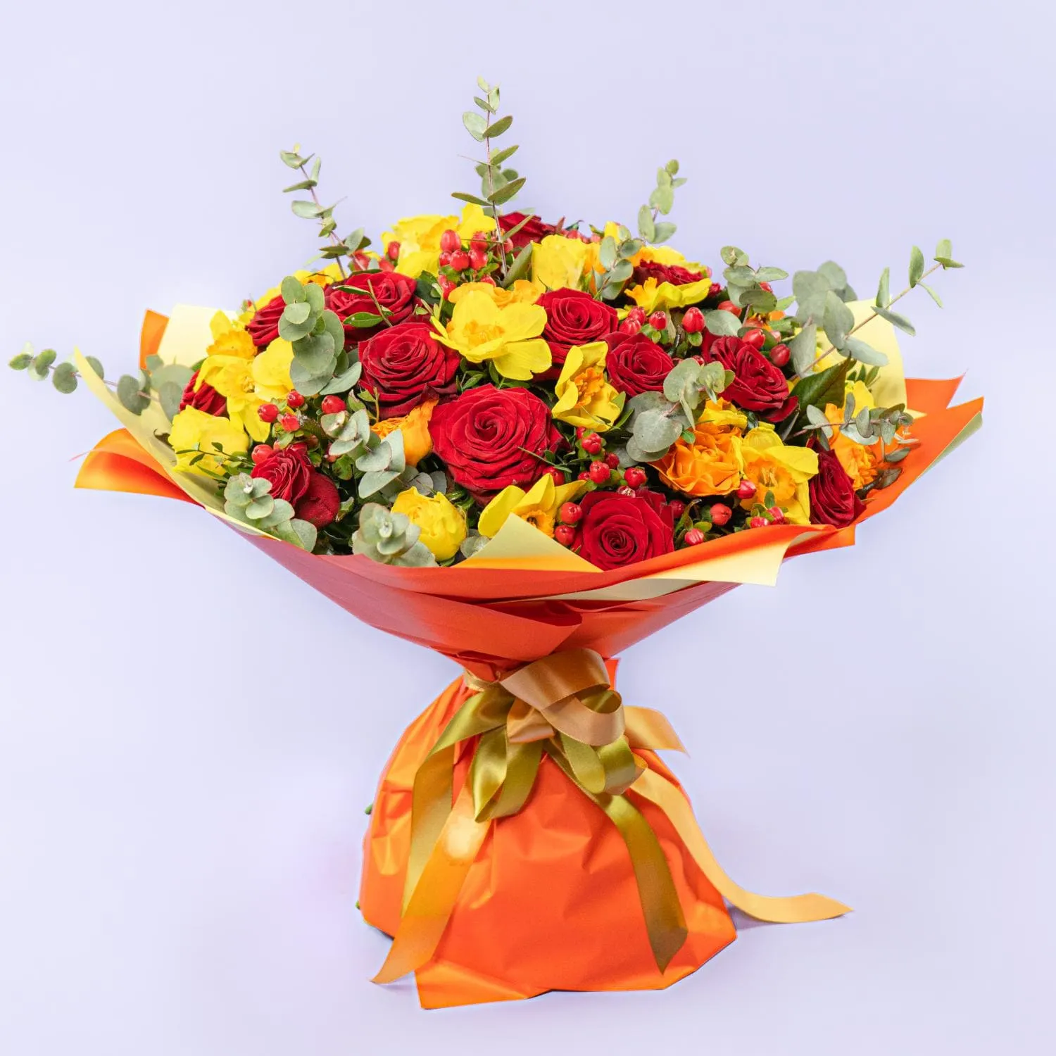 Букет из нарциссов и роз микс