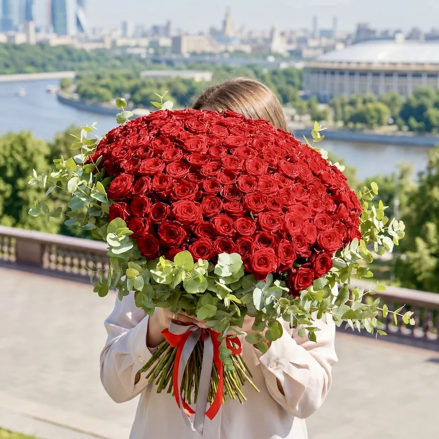 Букет из 151 розы и эвкалипта