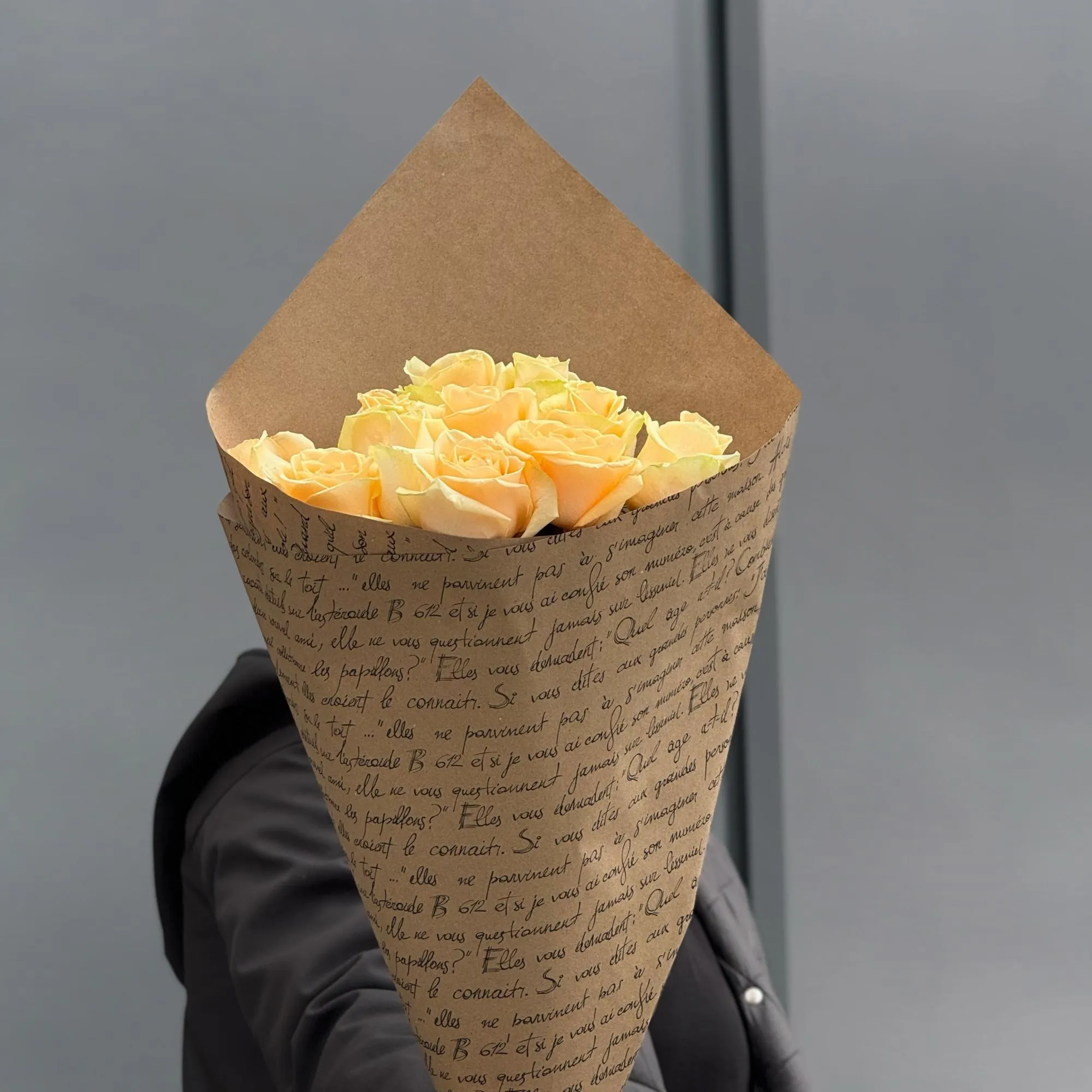 Букет из 11 кремовых роз (60 см)