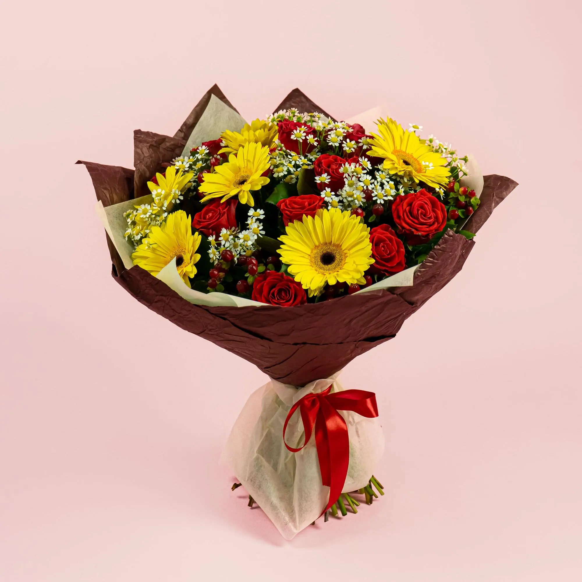 Букет из гербер, роз и ромашек